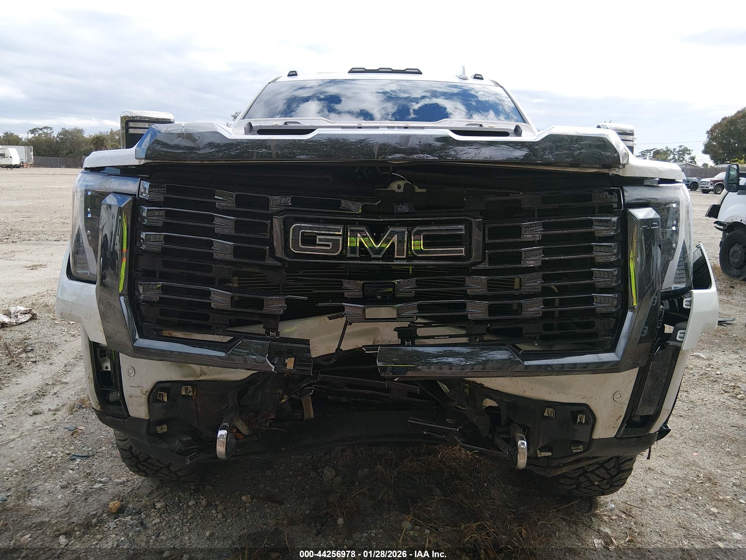 GMC SIERRA image 6