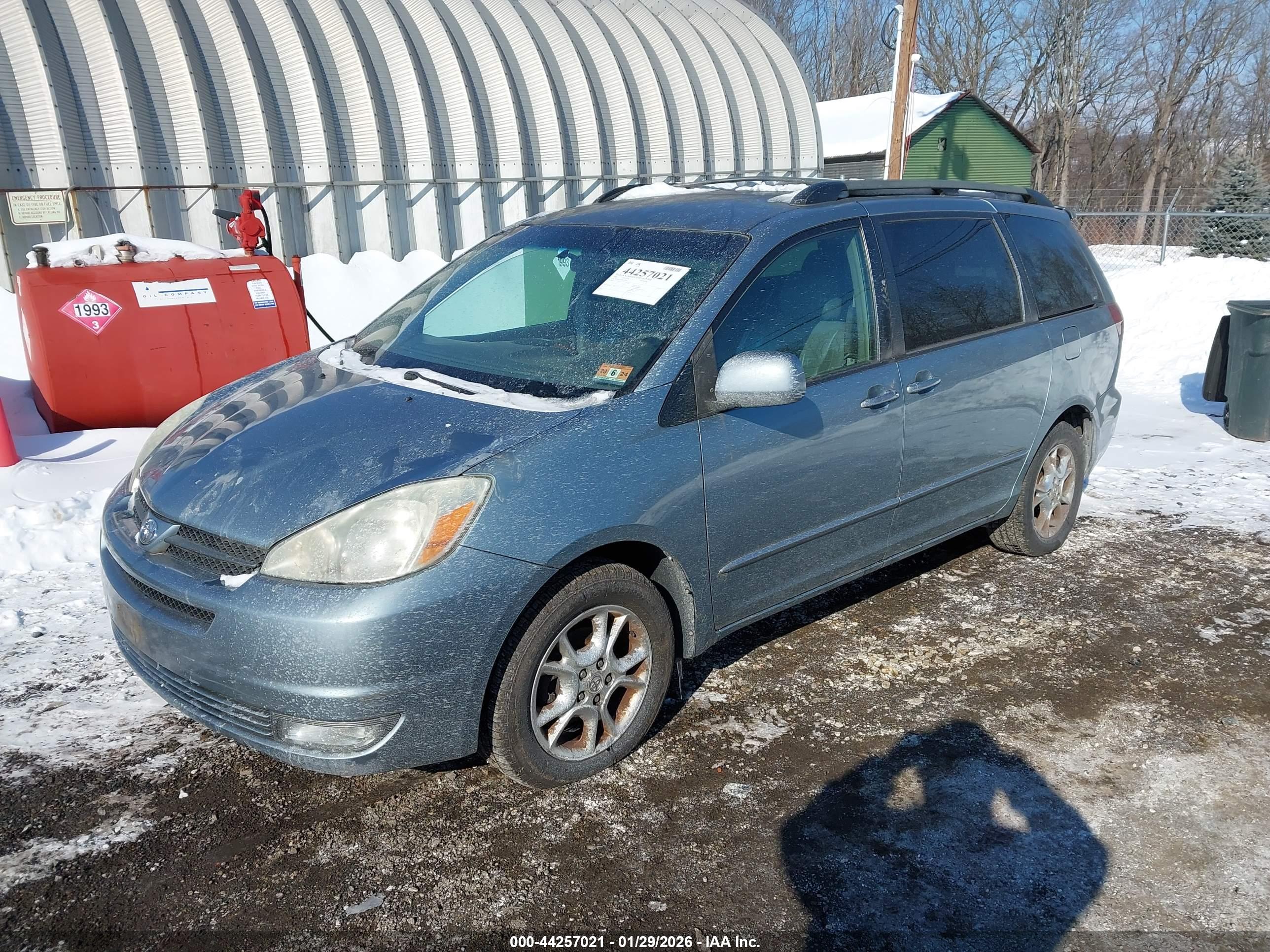 TOYOTA SIENNA image 2