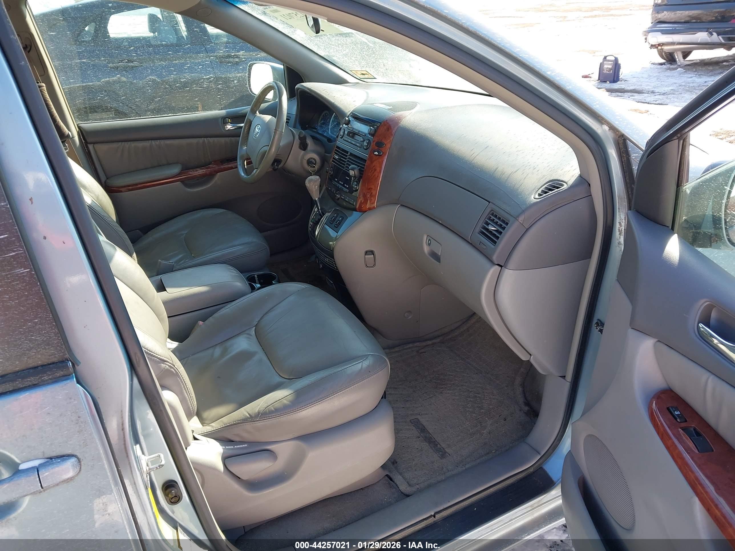 TOYOTA SIENNA image 5