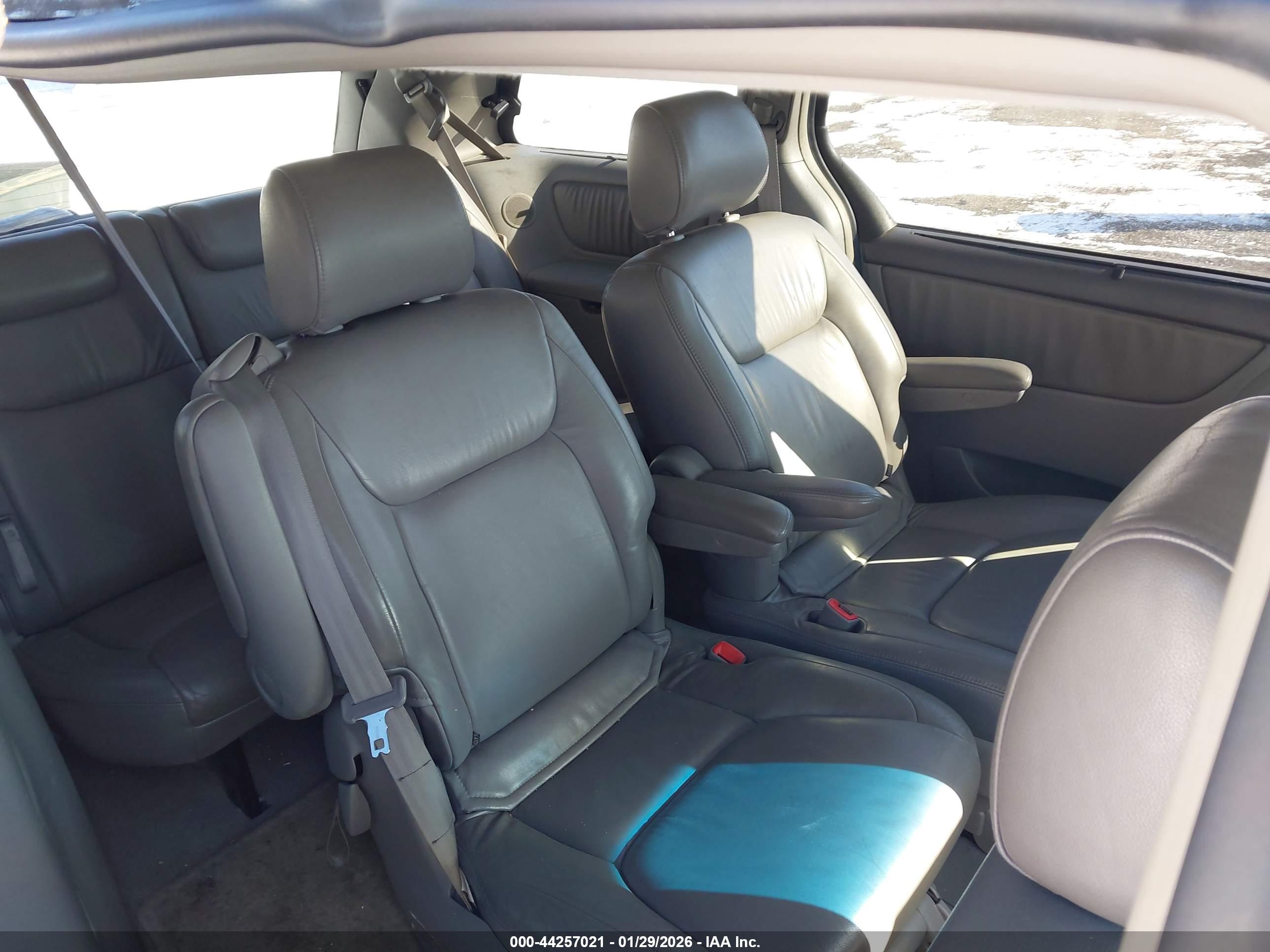 TOYOTA SIENNA image 8
