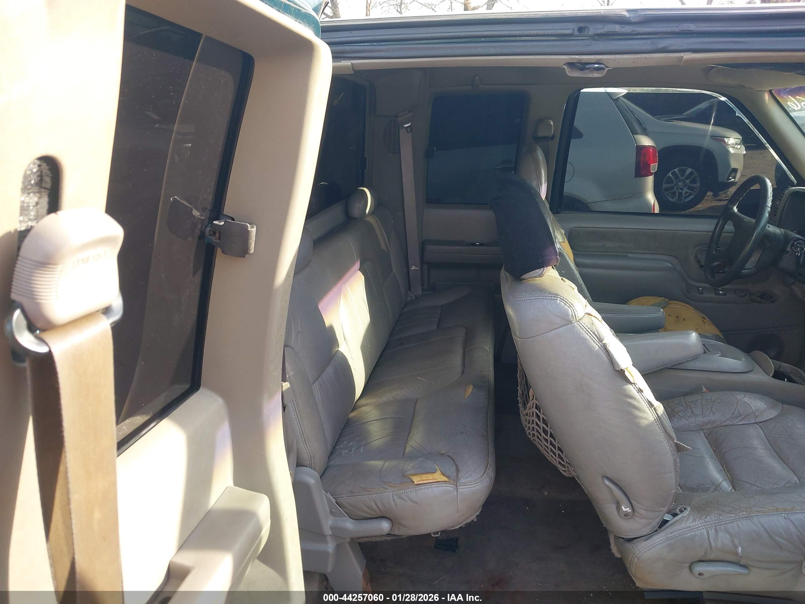 CHEVROLET C1500 image 8