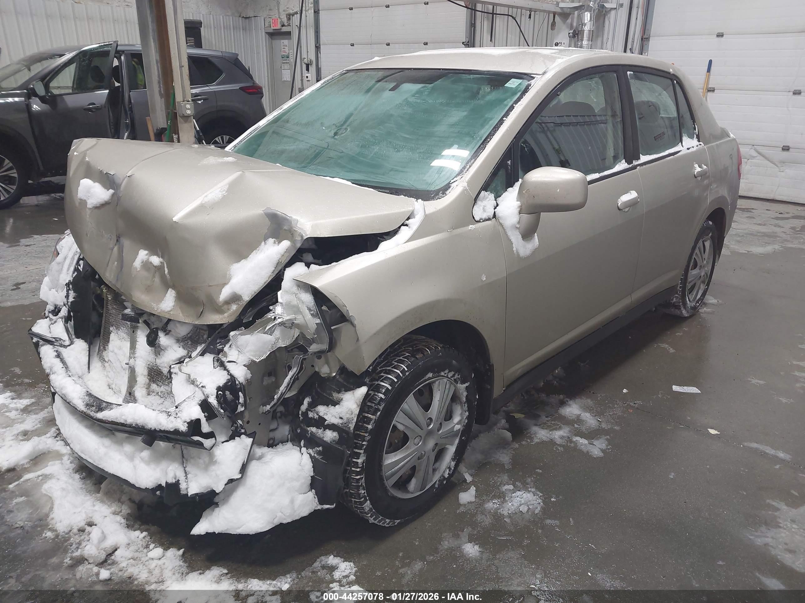 NISSAN VERSA image 2