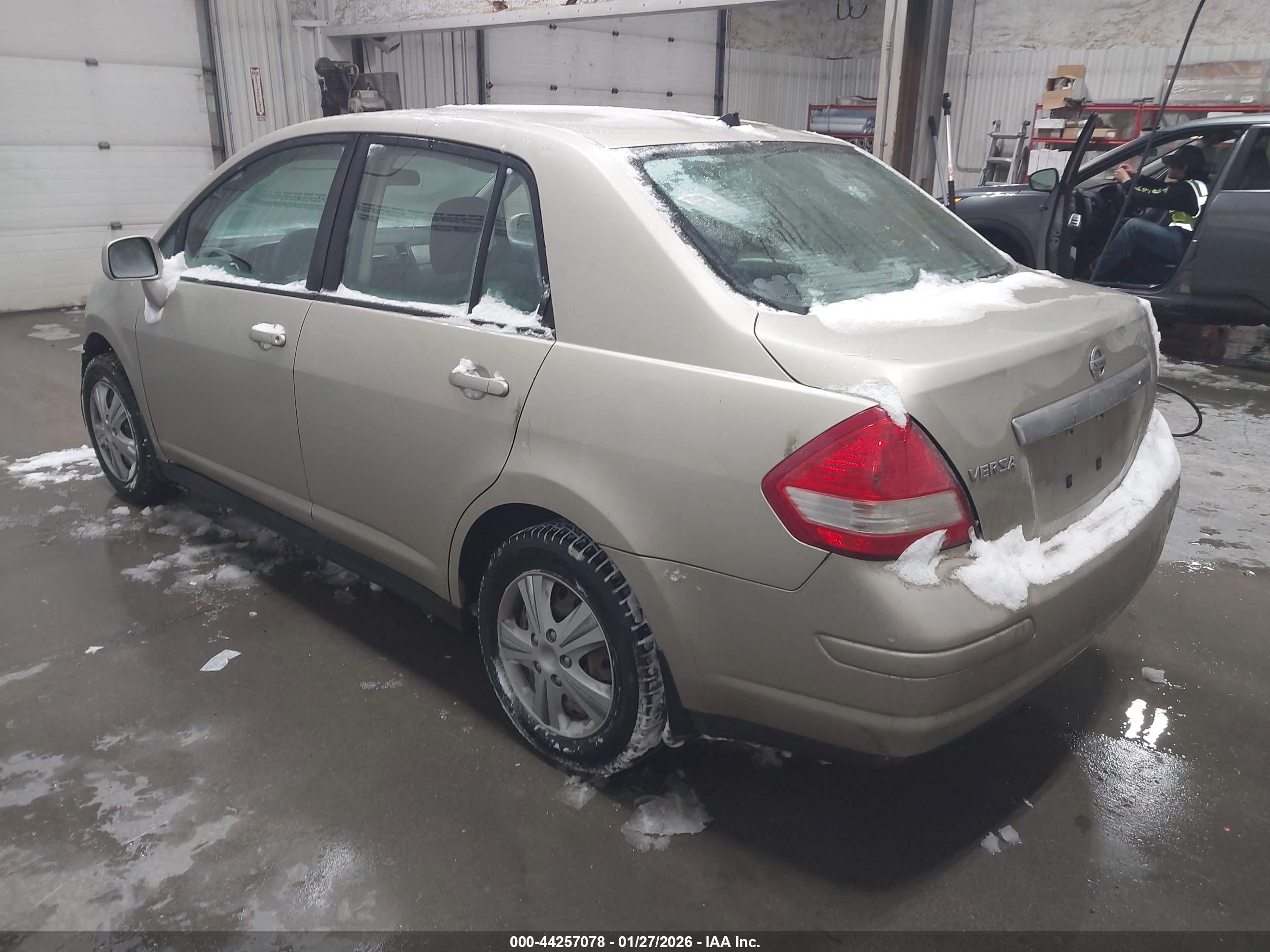 NISSAN VERSA image 3