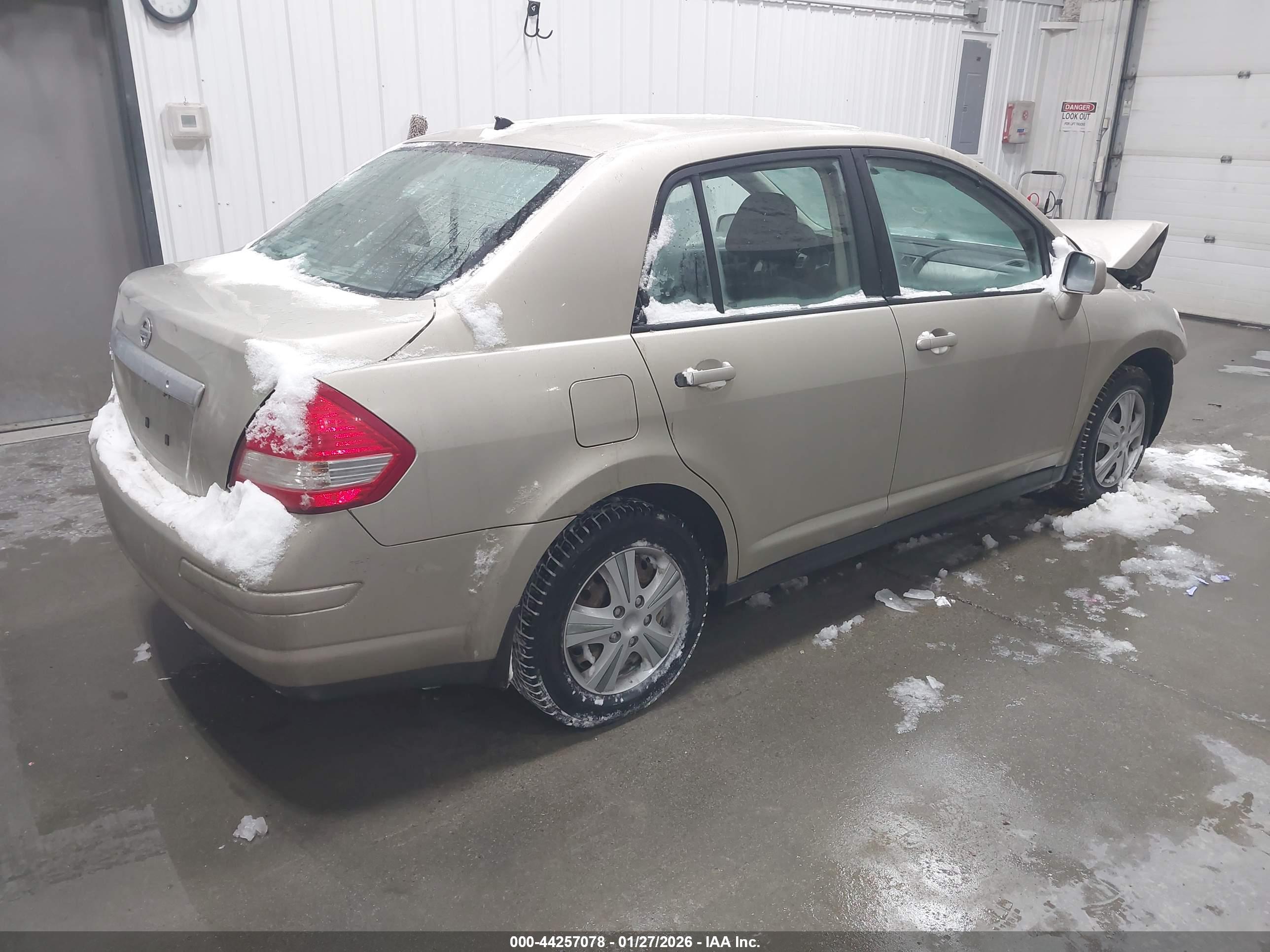NISSAN VERSA image 4