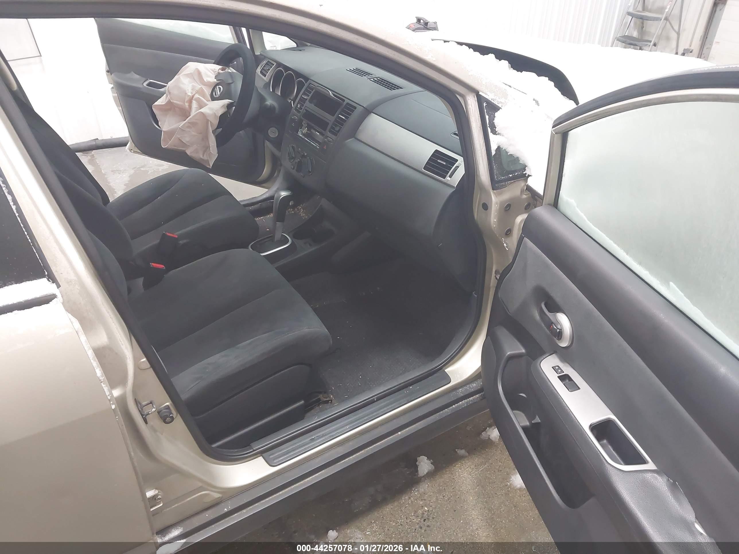 NISSAN VERSA image 5