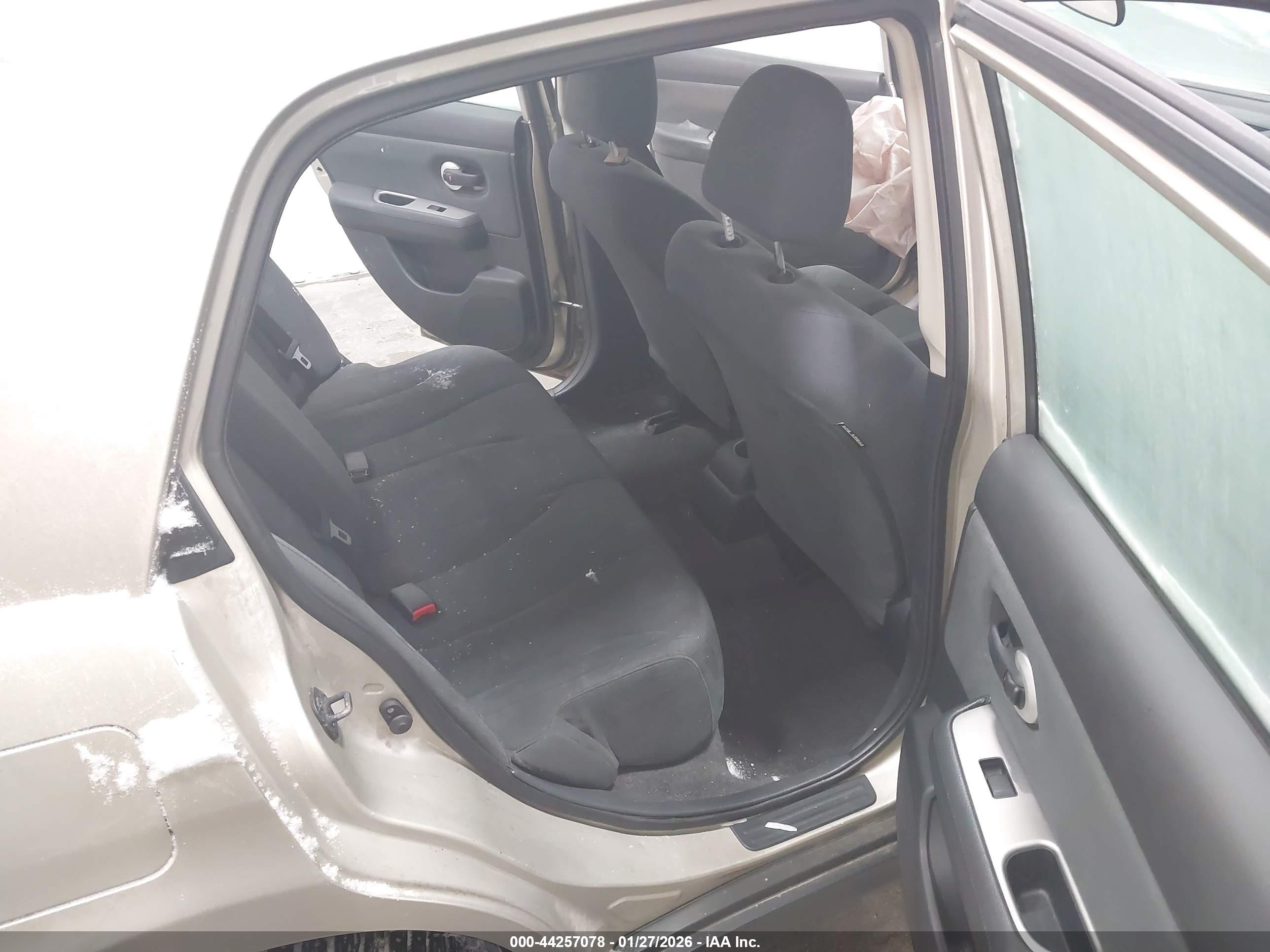 NISSAN VERSA image 8