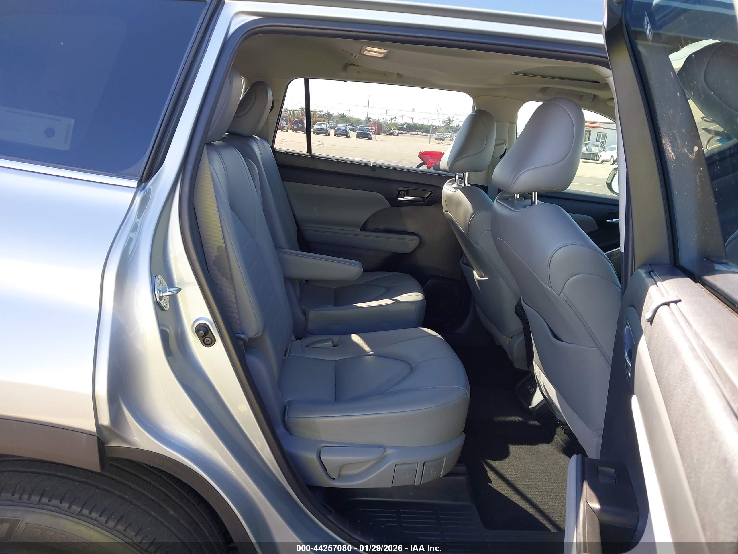 TOYOTA HIGHLANDER image 8