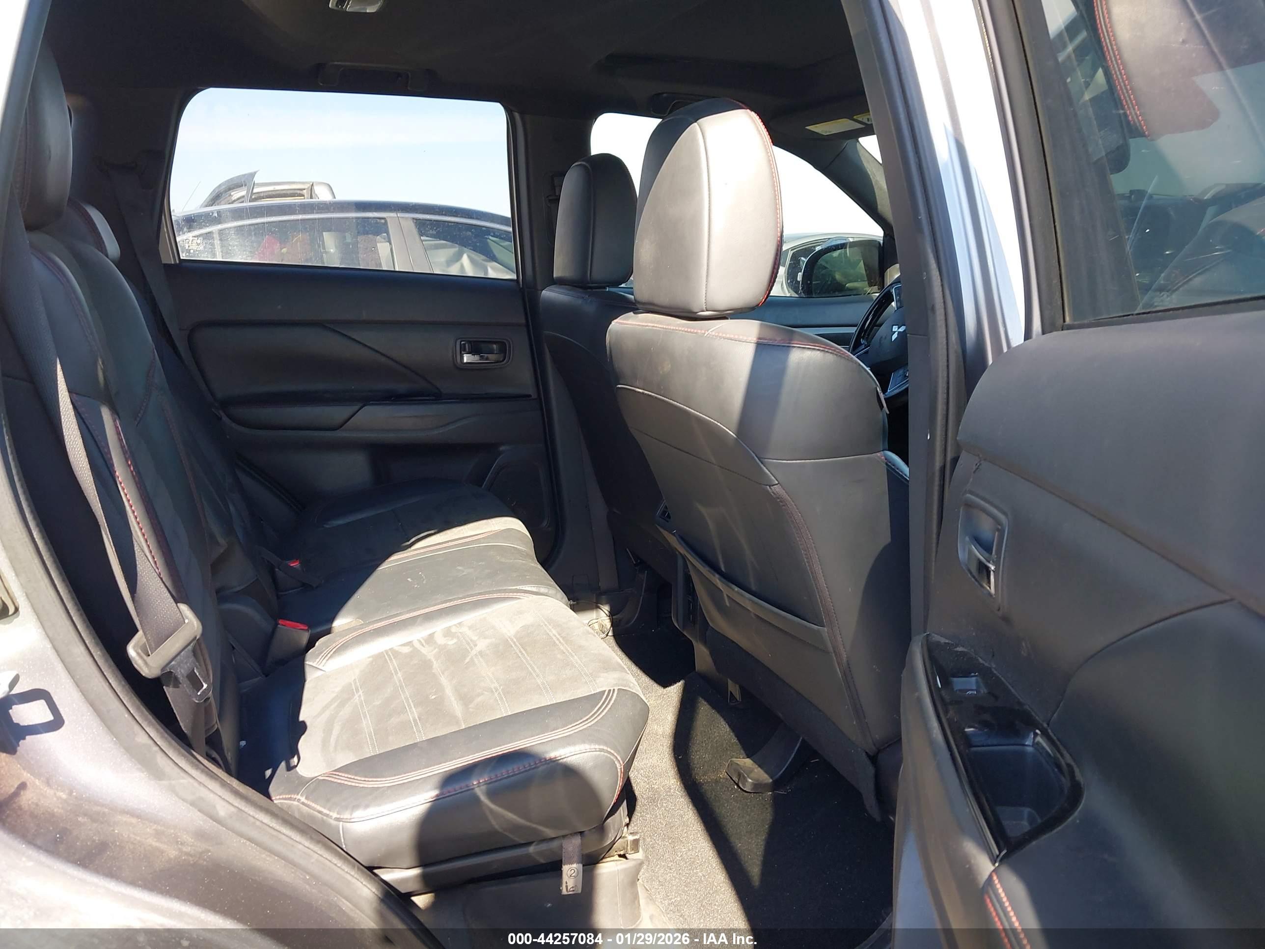 MITSUBISHI OUTLANDER image 8