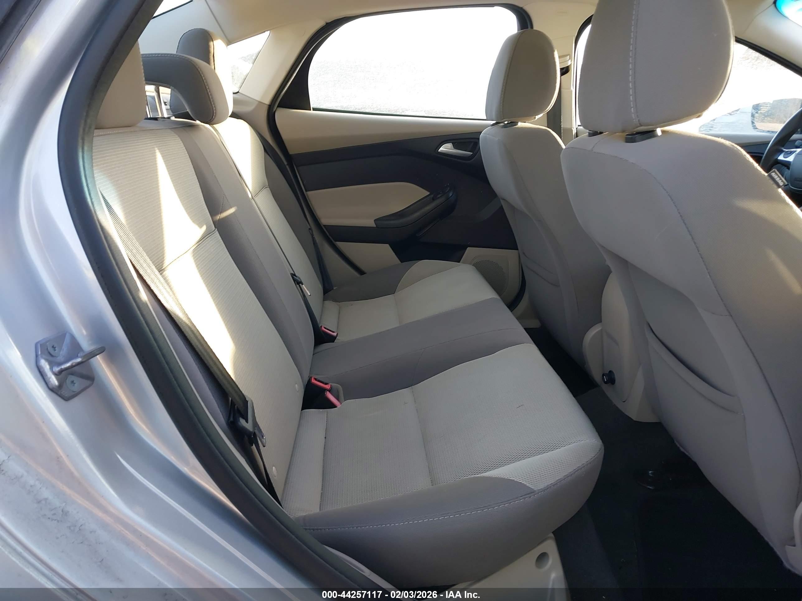 FORD FOCUS image 8