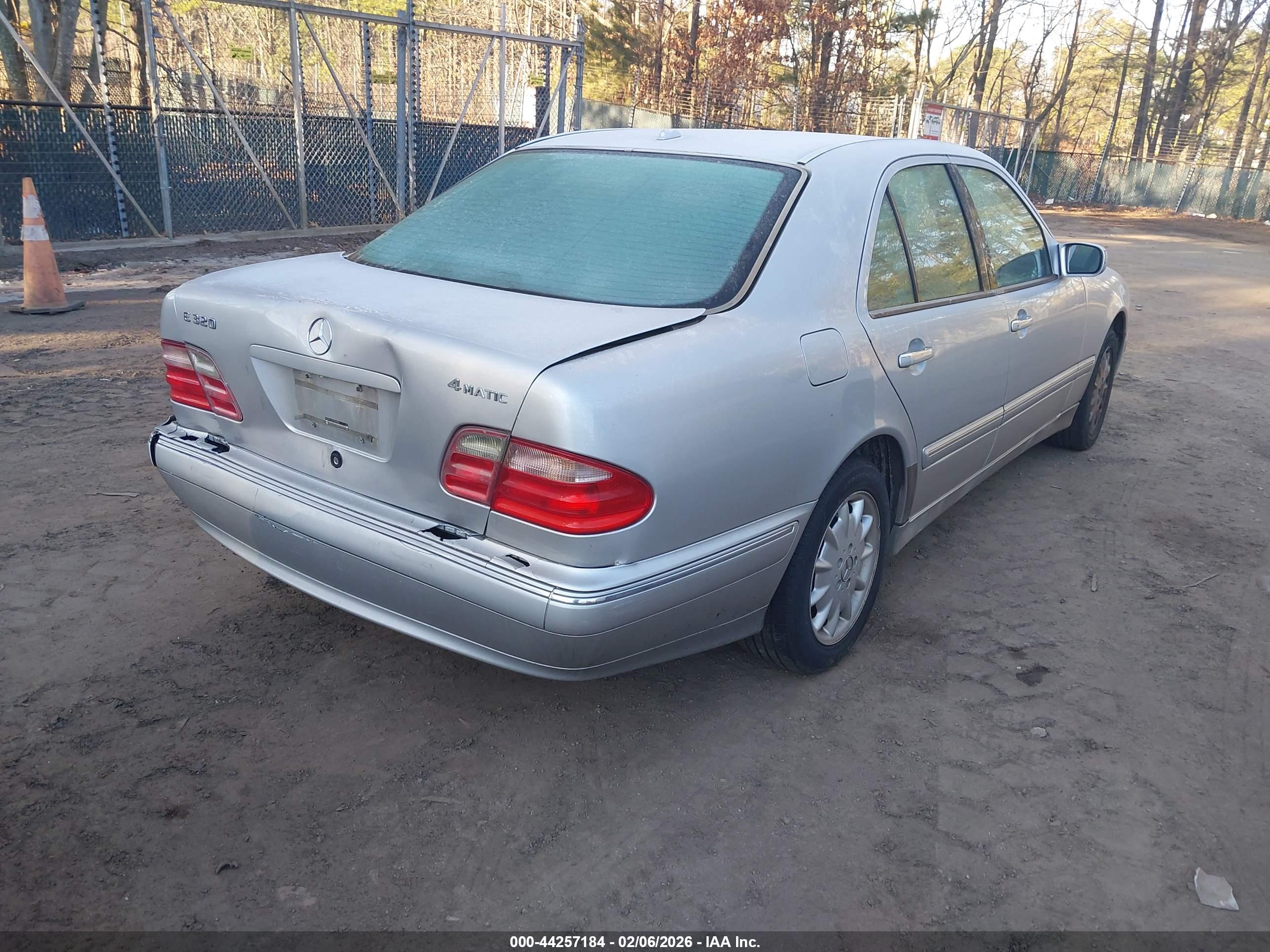 MERCEDES-BENZ E image 4