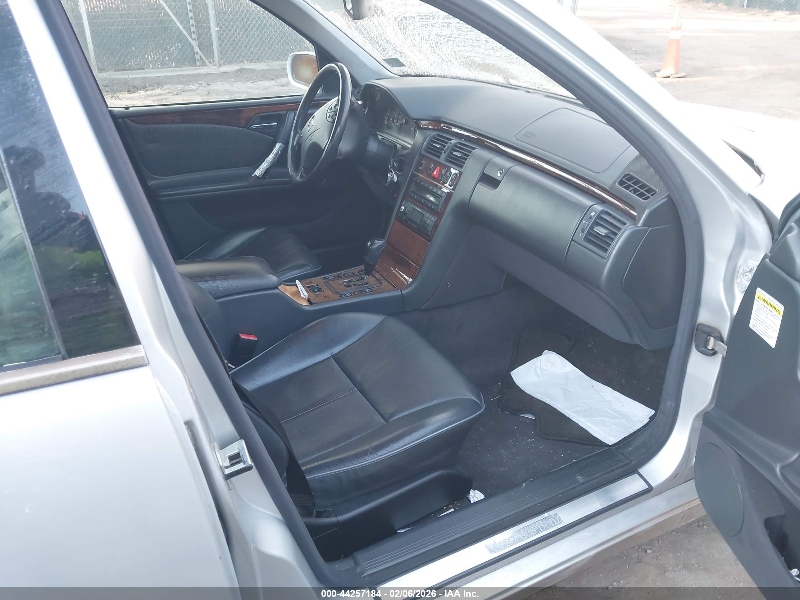 MERCEDES-BENZ E image 5