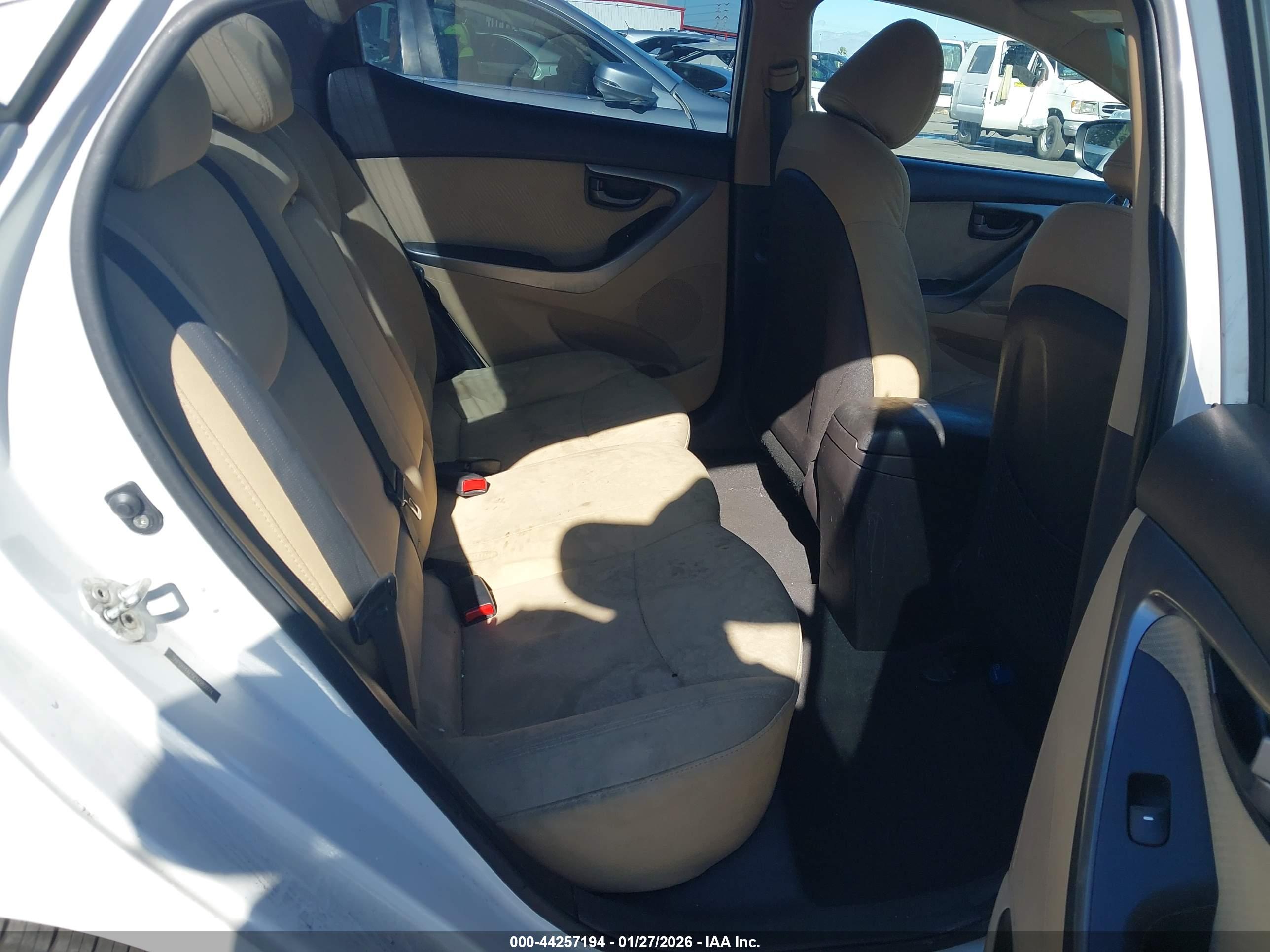 HYUNDAI ELANTRA image 8