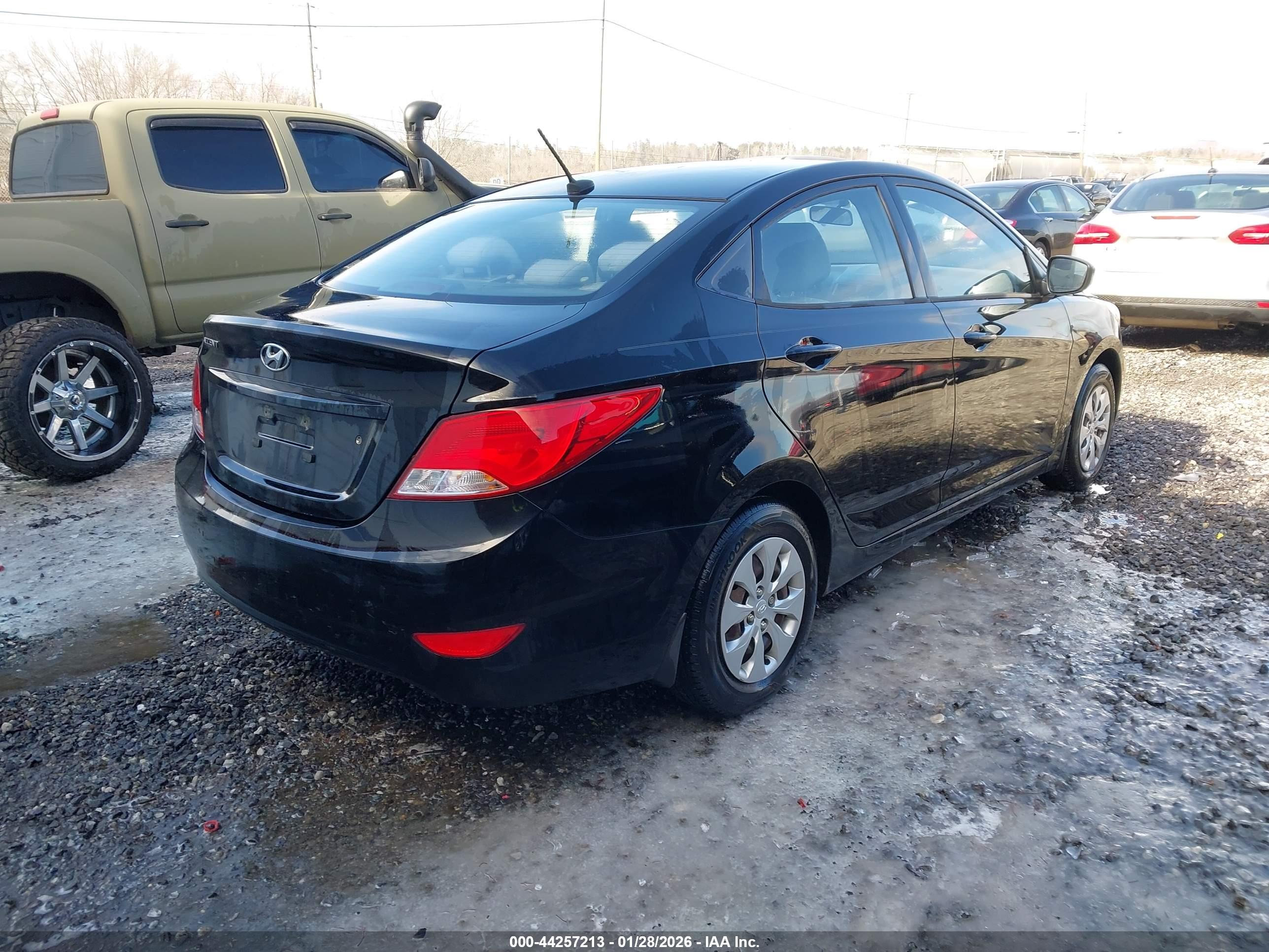 HYUNDAI ACCENT image 4