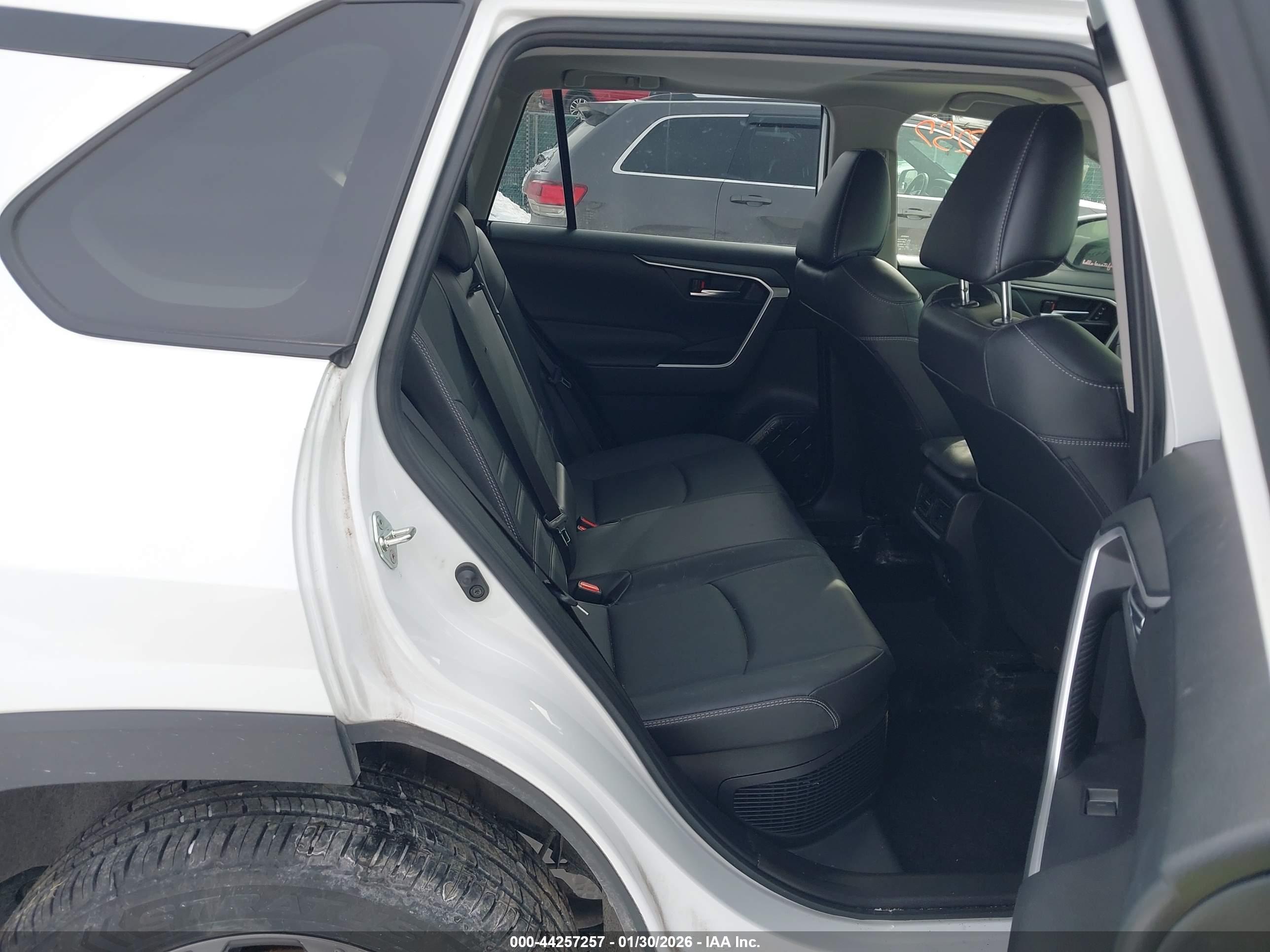 TOYOTA RAV4 image 8
