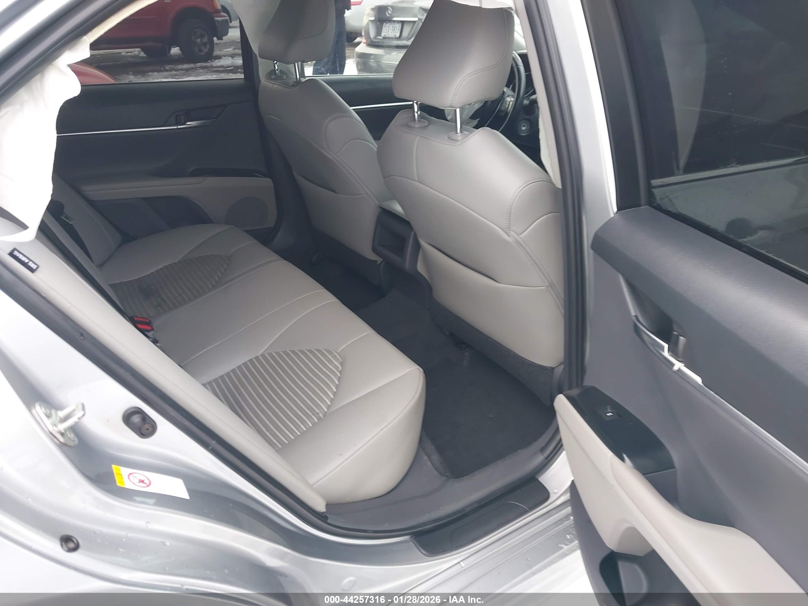 TOYOTA CAMRY image 8