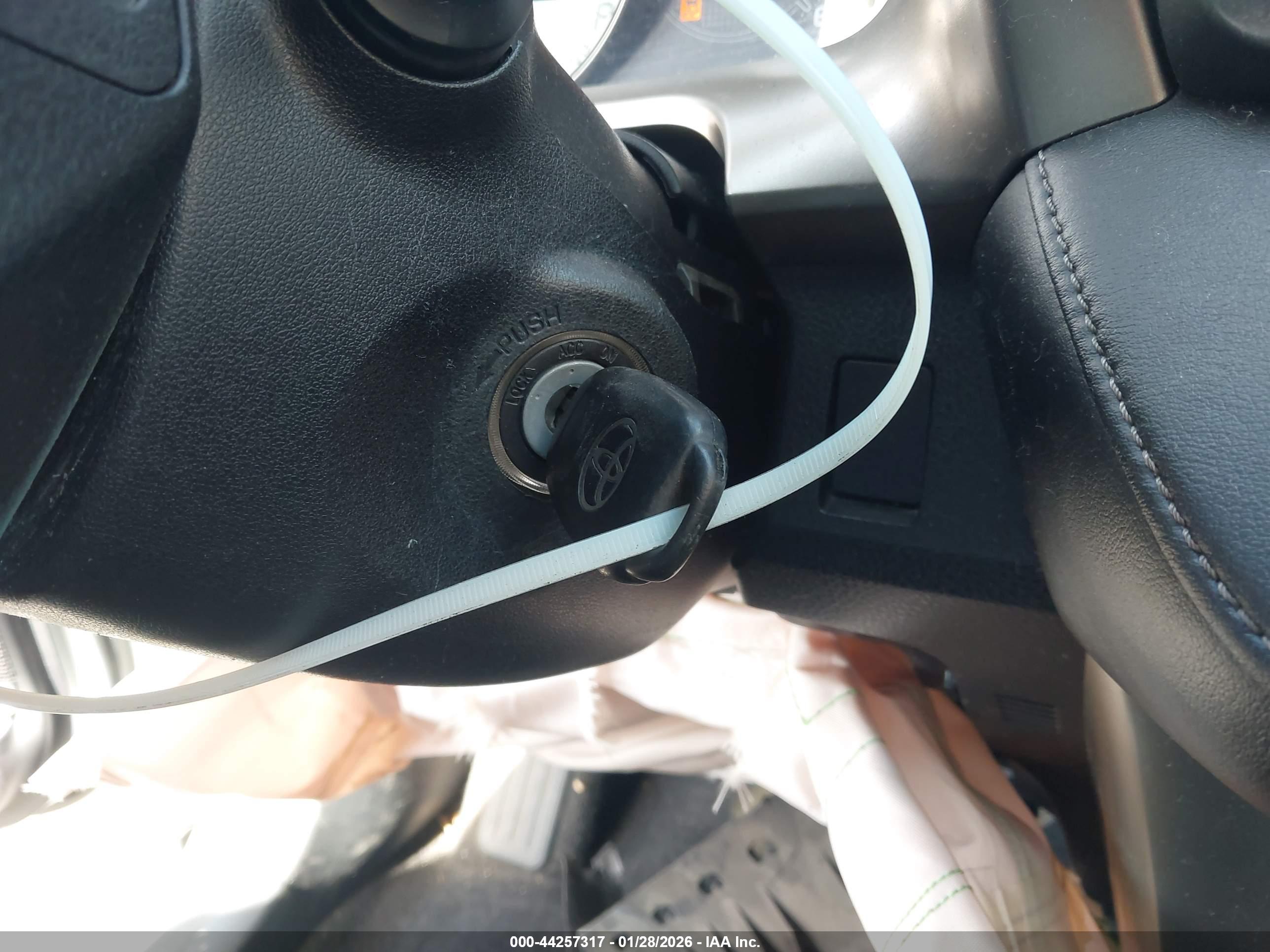 TOYOTA RAV4 image 11