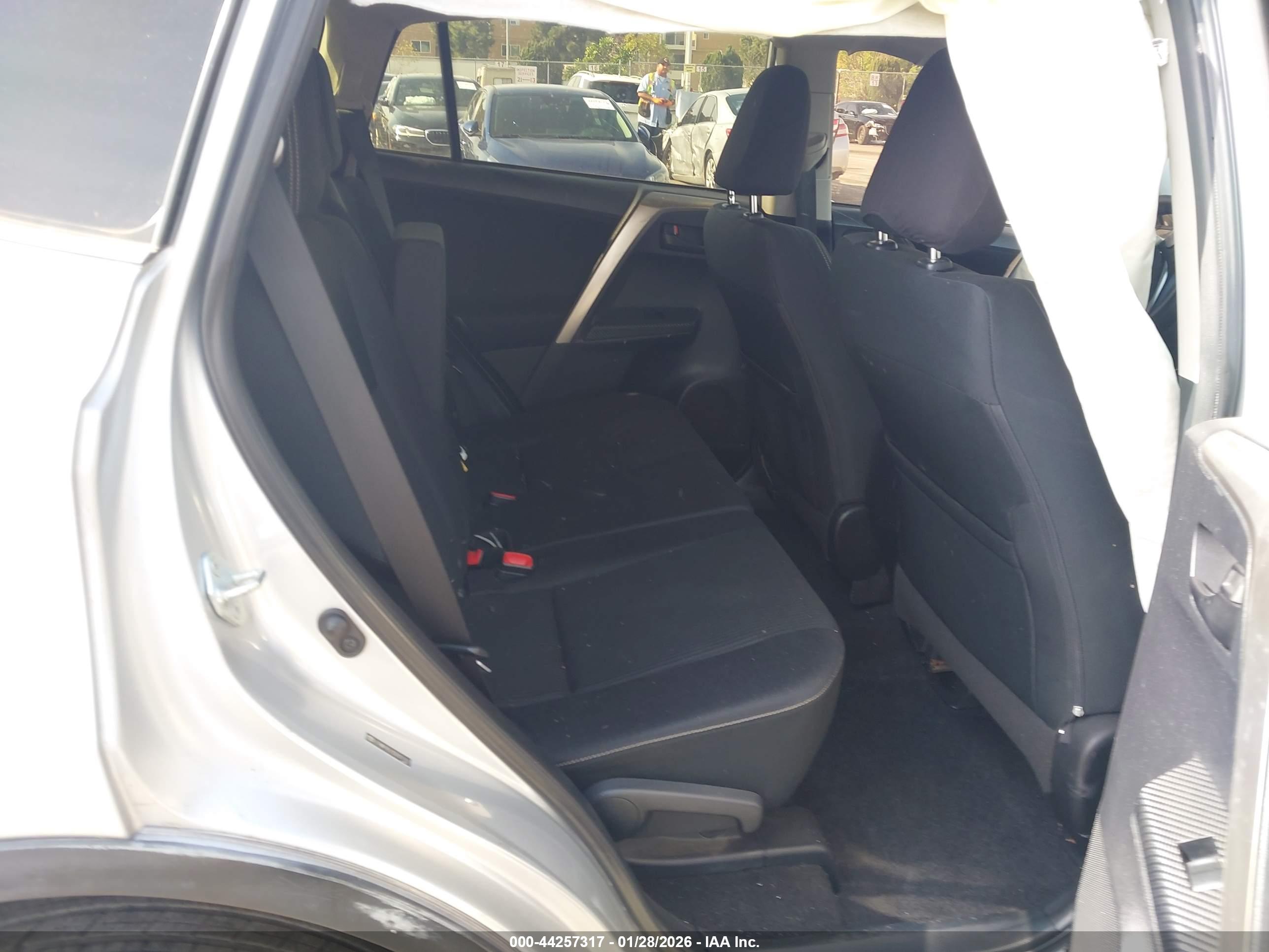 TOYOTA RAV4 image 8