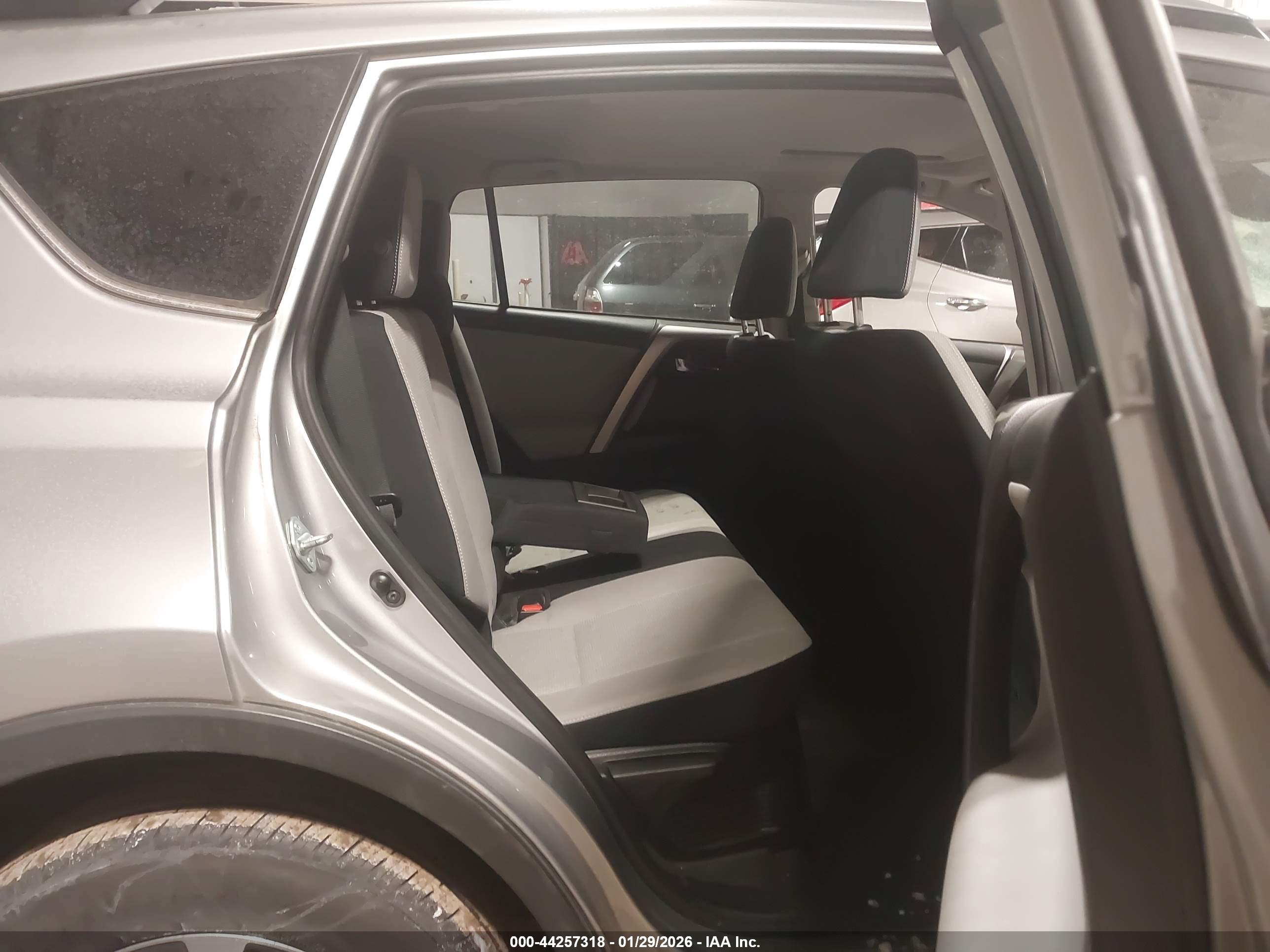 TOYOTA RAV4 image 8