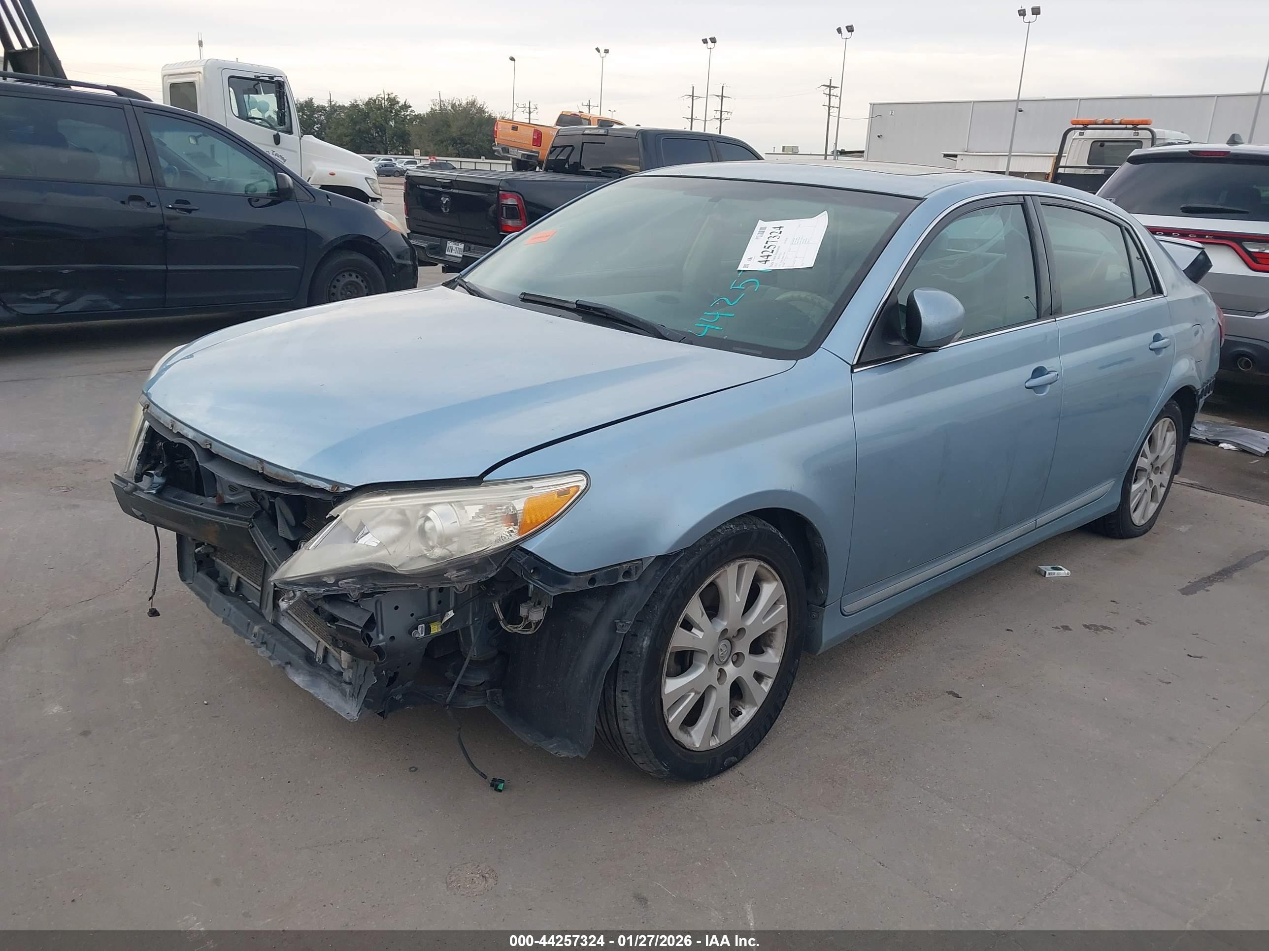 TOYOTA AVALON image 2
