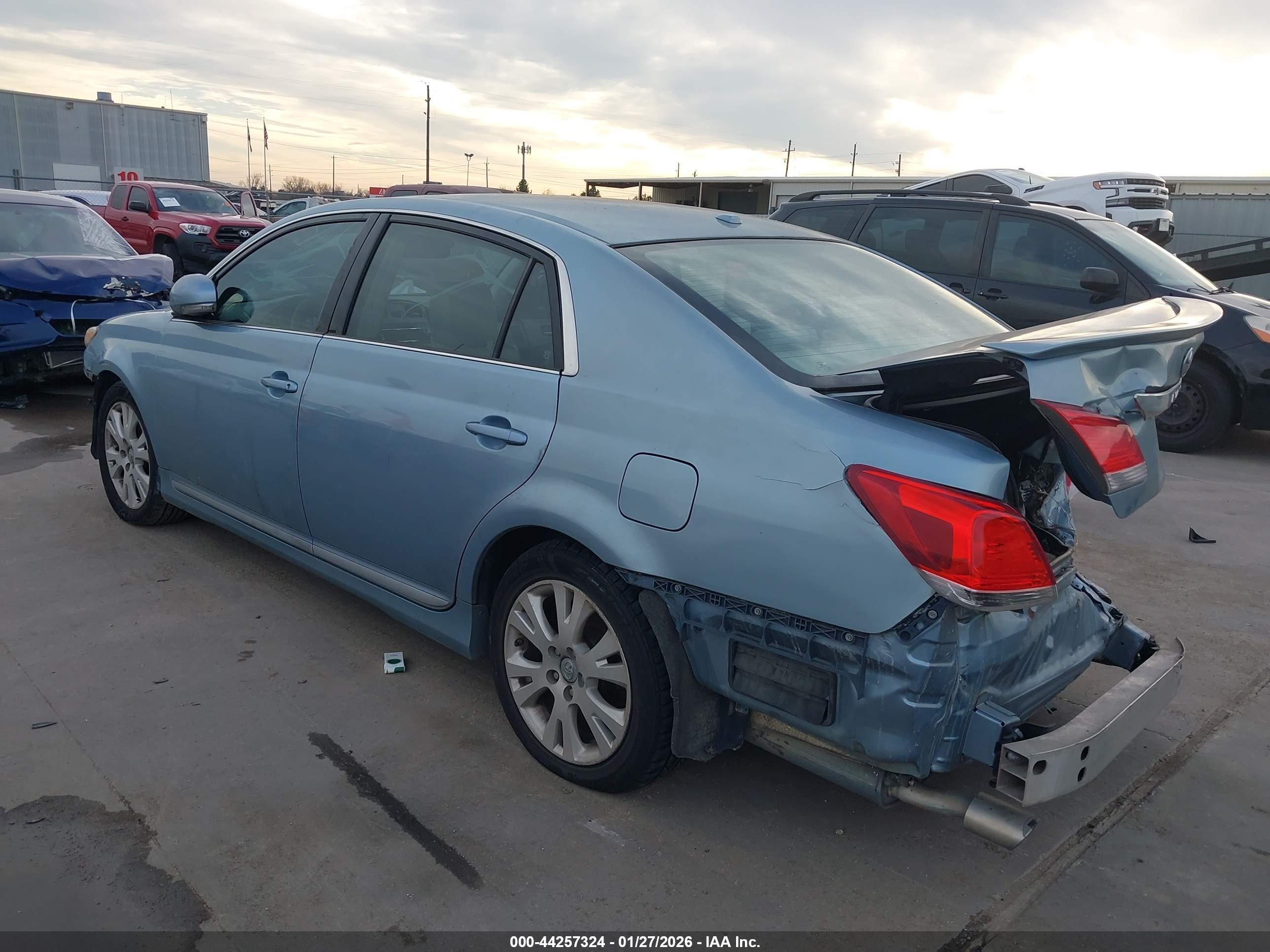 TOYOTA AVALON image 3