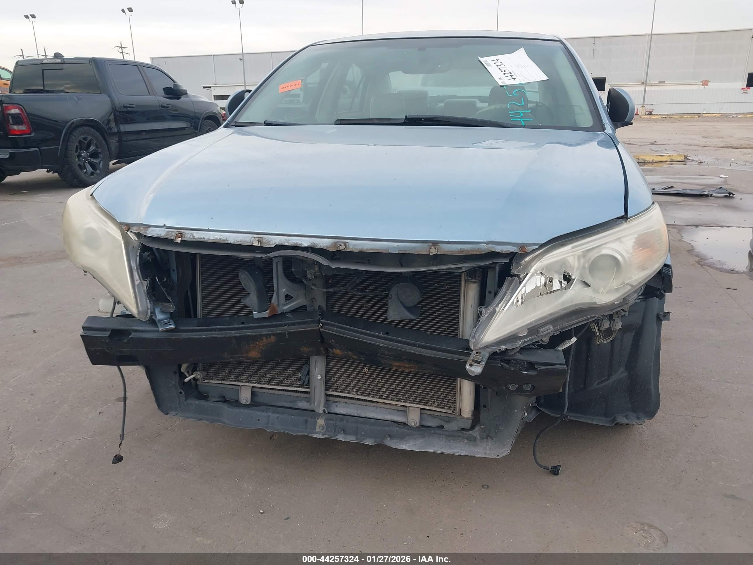 TOYOTA AVALON image 6