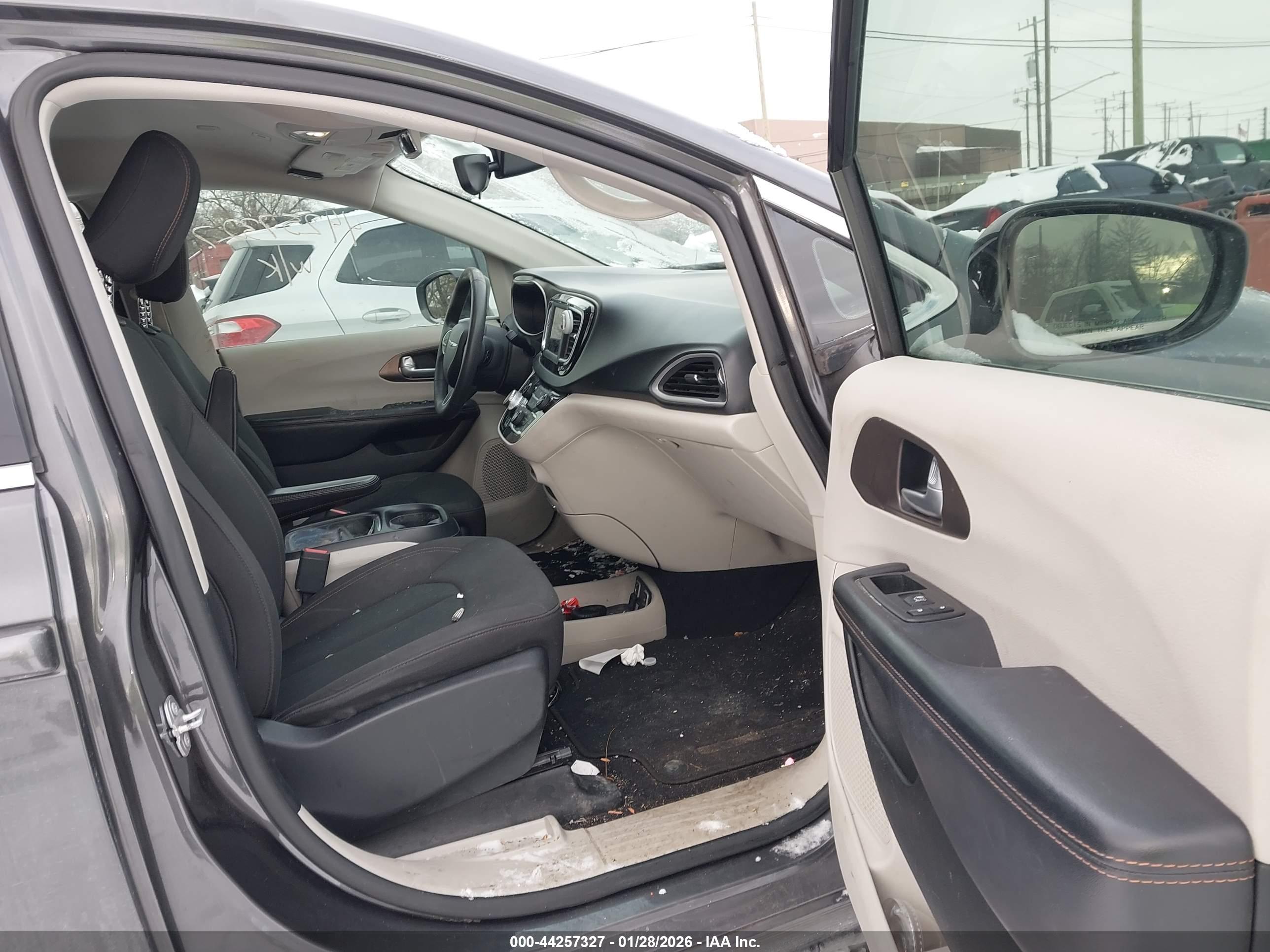 CHRYSLER PACIFICA image 5