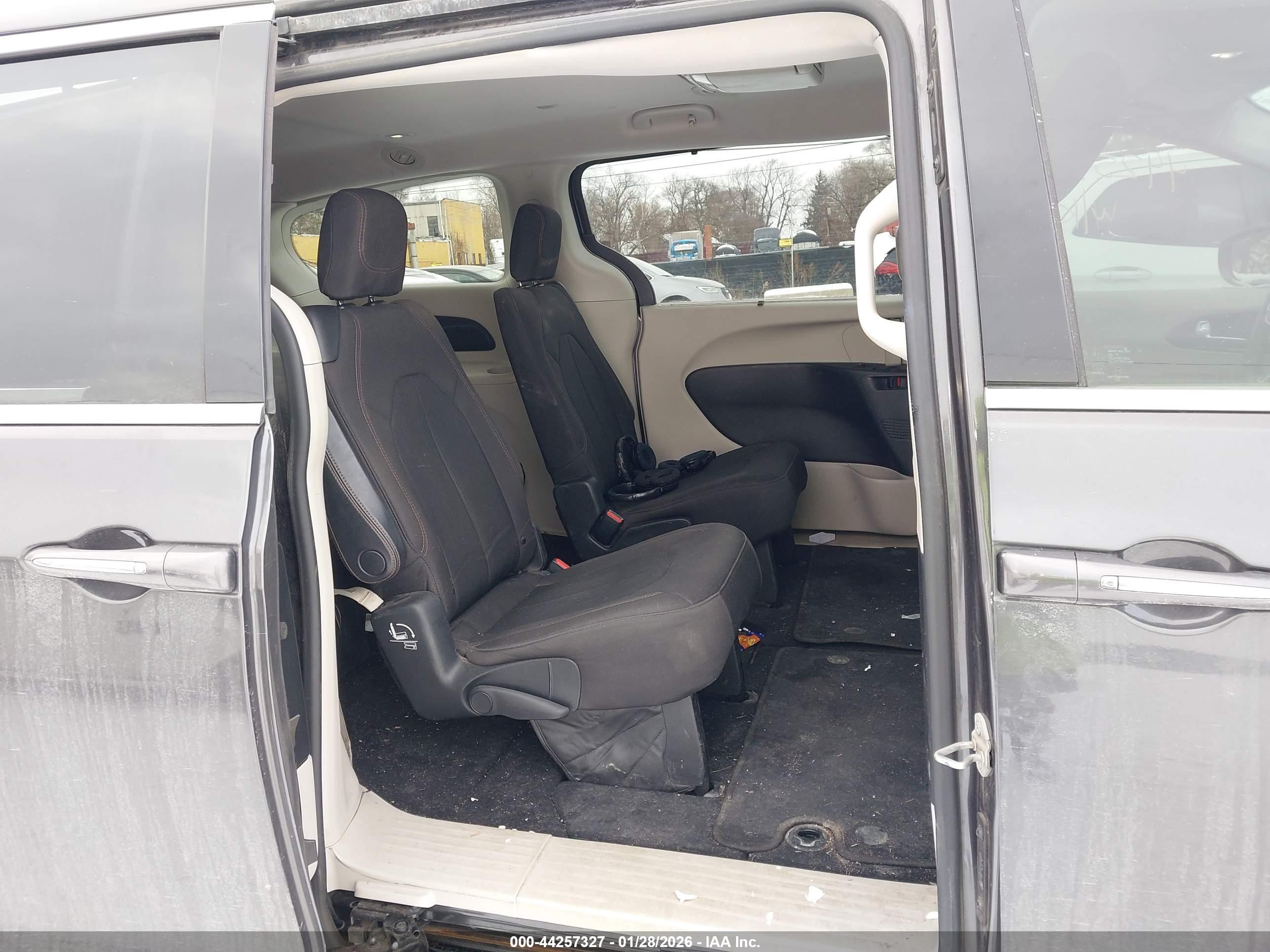 CHRYSLER PACIFICA image 8