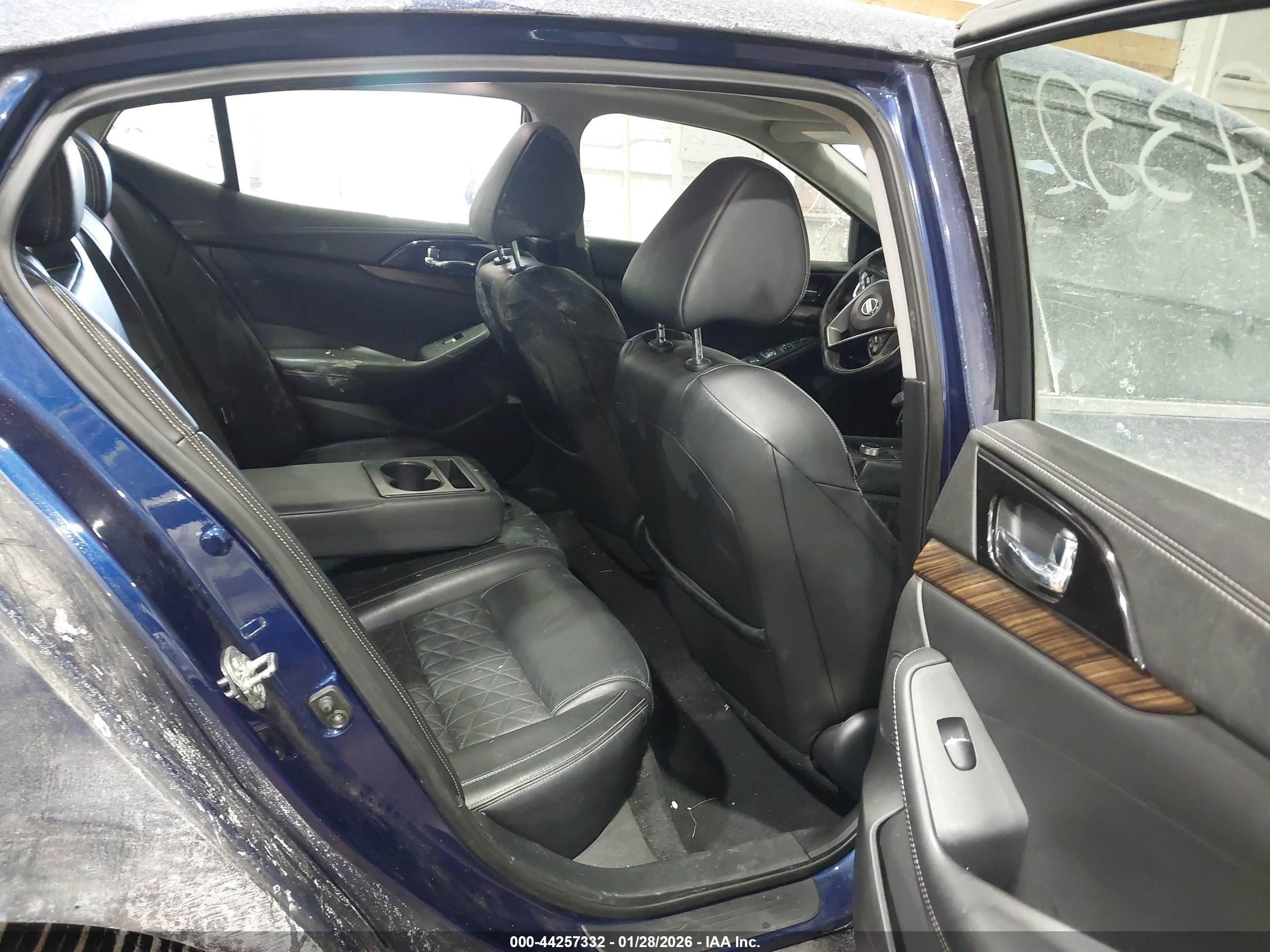 NISSAN MAXIMA image 8