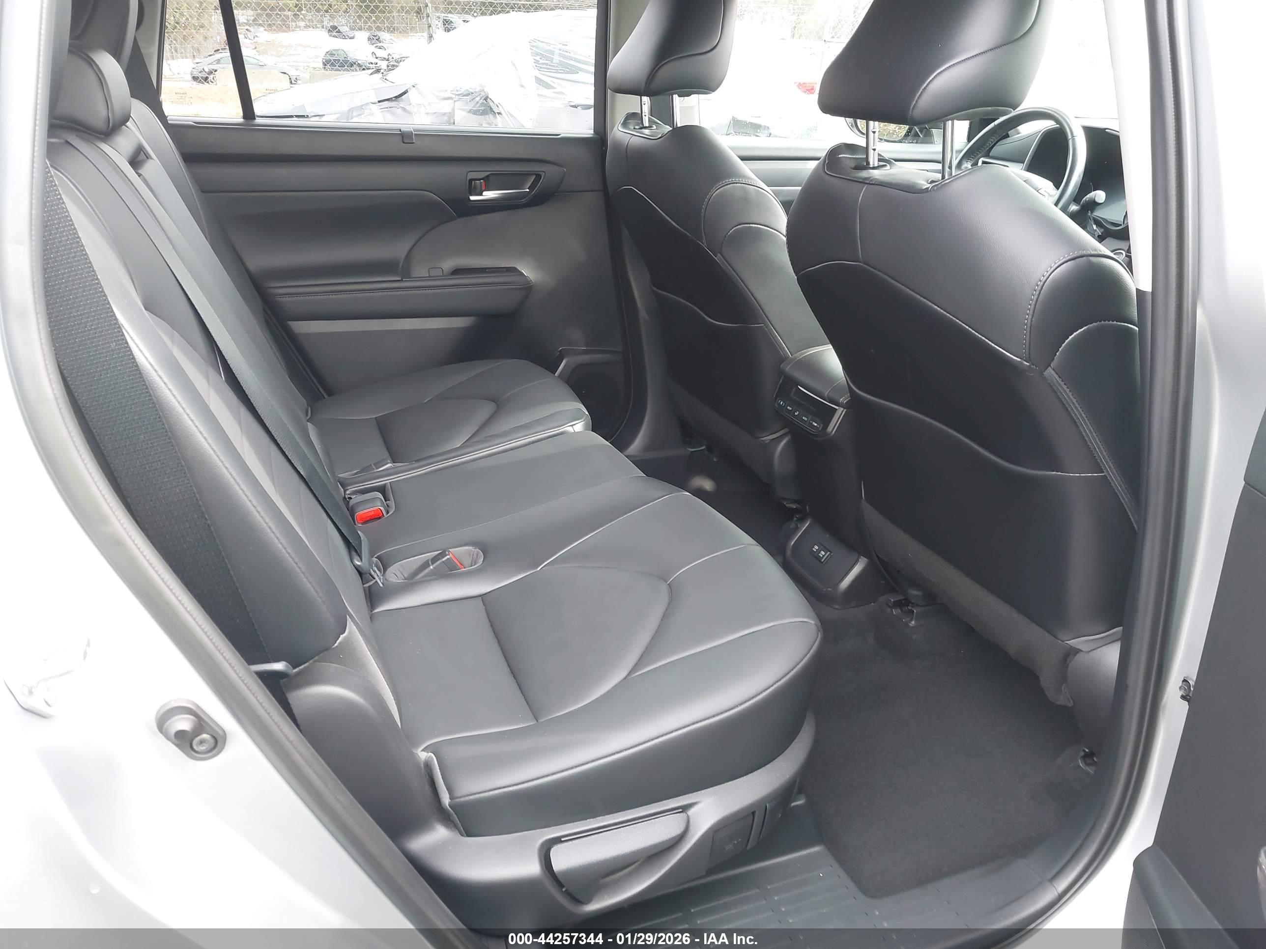 TOYOTA HIGHLANDER image 8