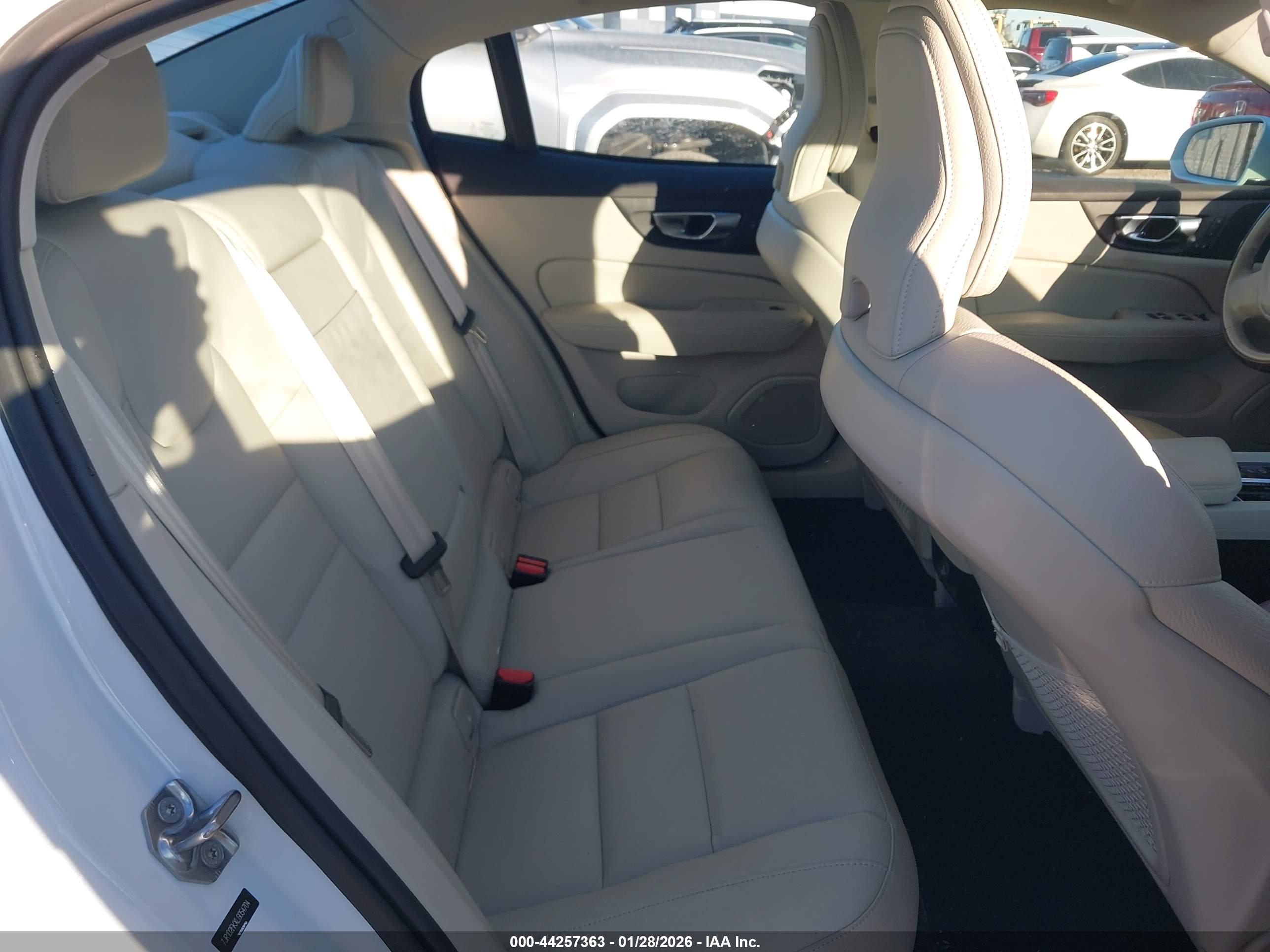VOLVO S60 image 8
