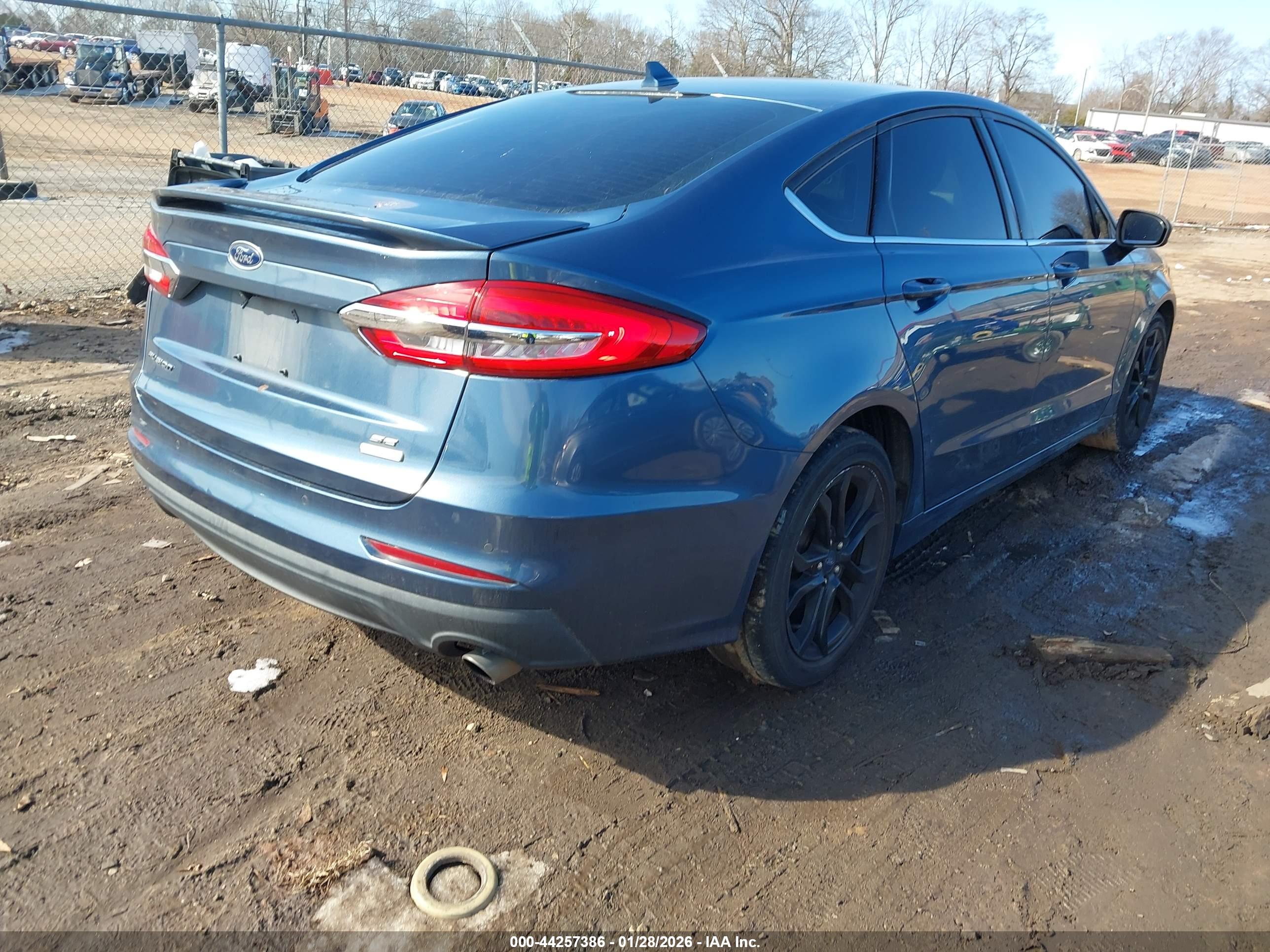 FORD FUSION image 4