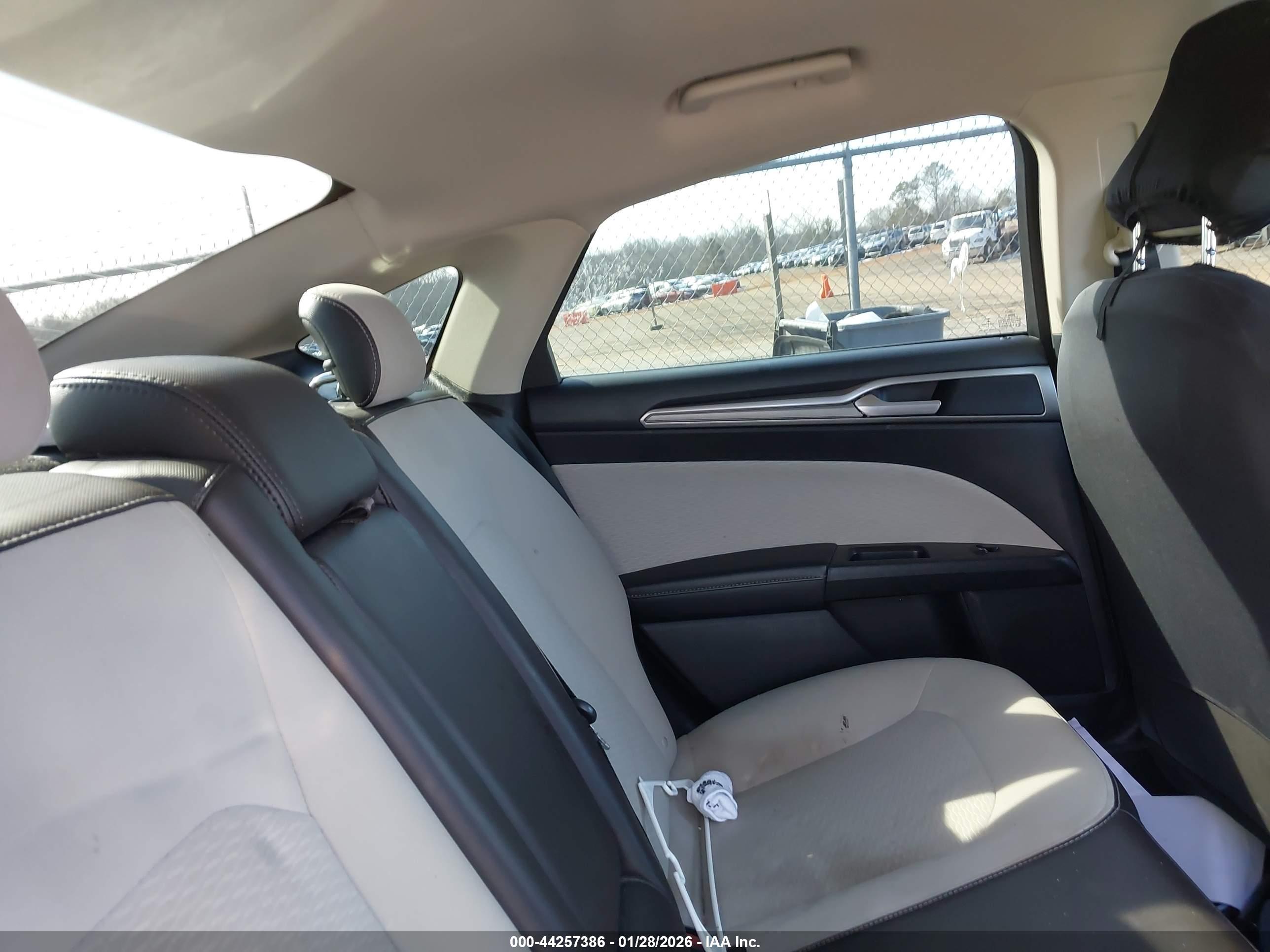 FORD FUSION image 8