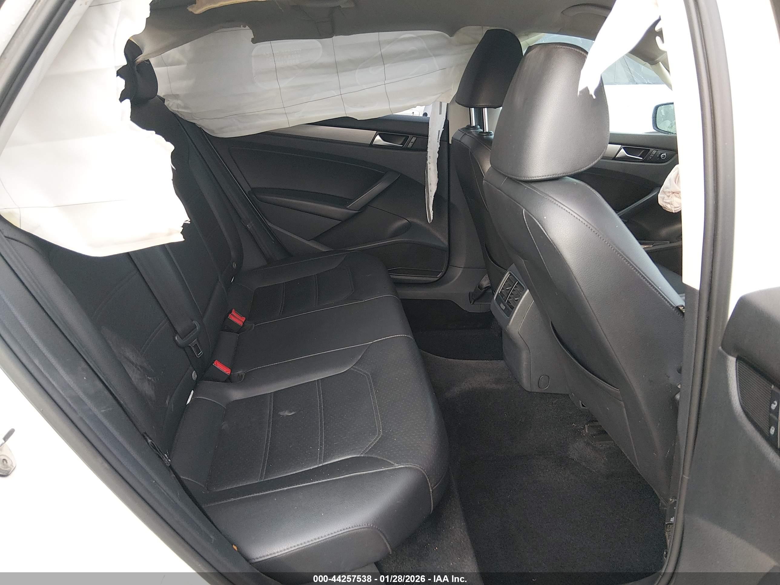 VOLKSWAGEN PASSAT image 8