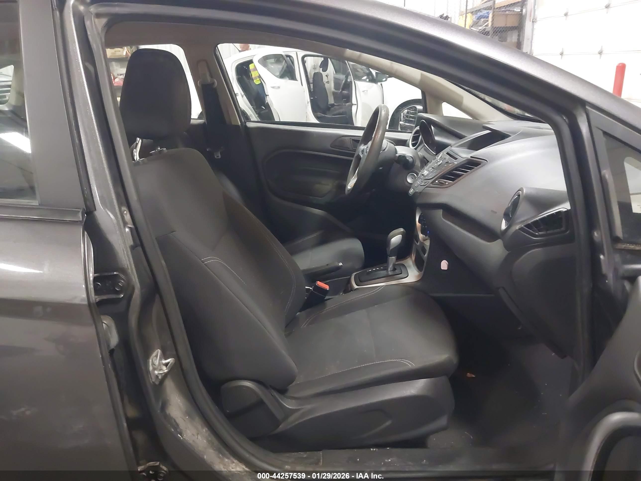 FORD FIESTA image 5