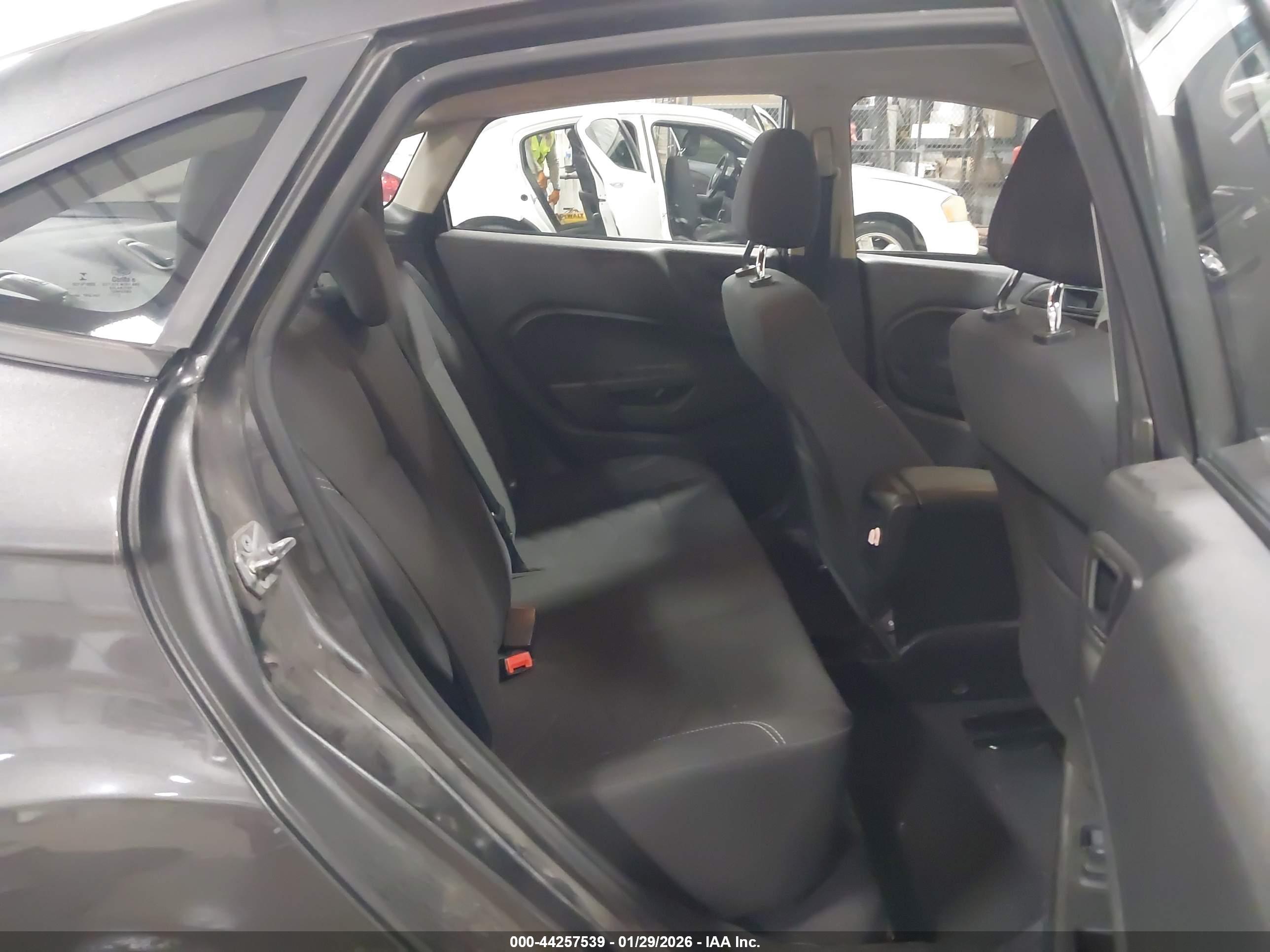 FORD FIESTA image 8