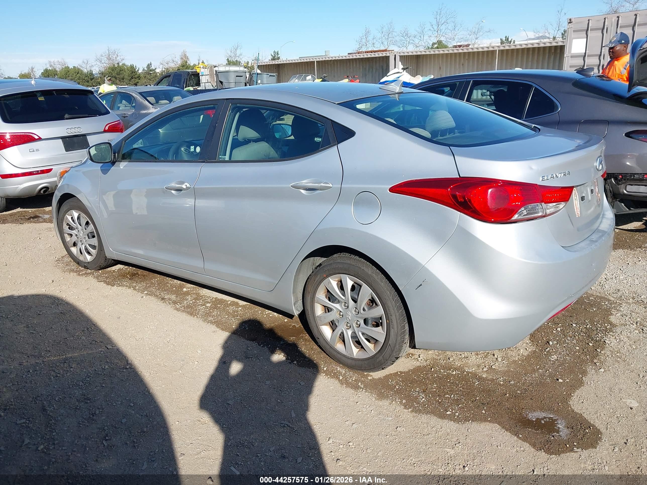 HYUNDAI ELANTRA image 3