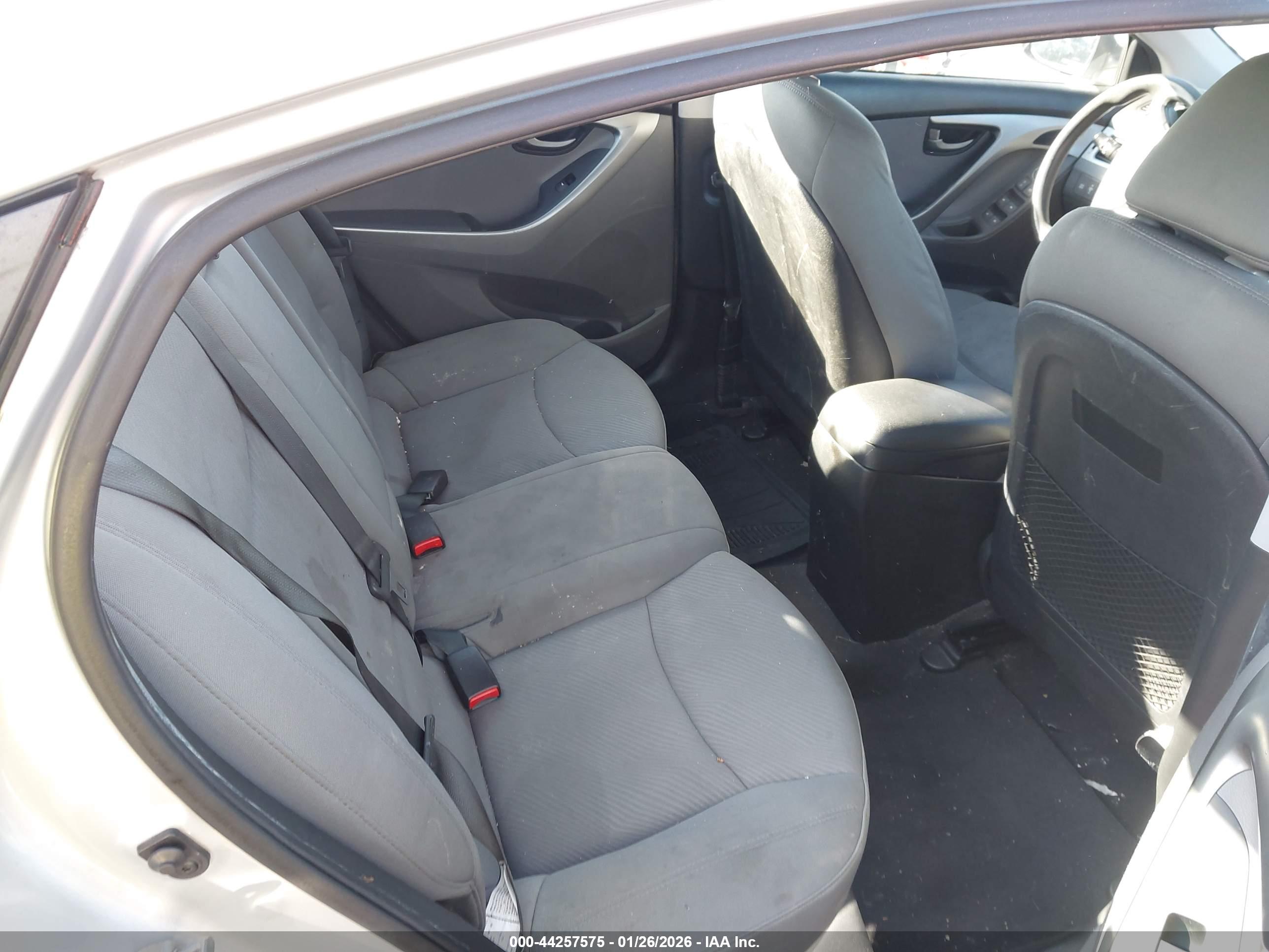 HYUNDAI ELANTRA image 8