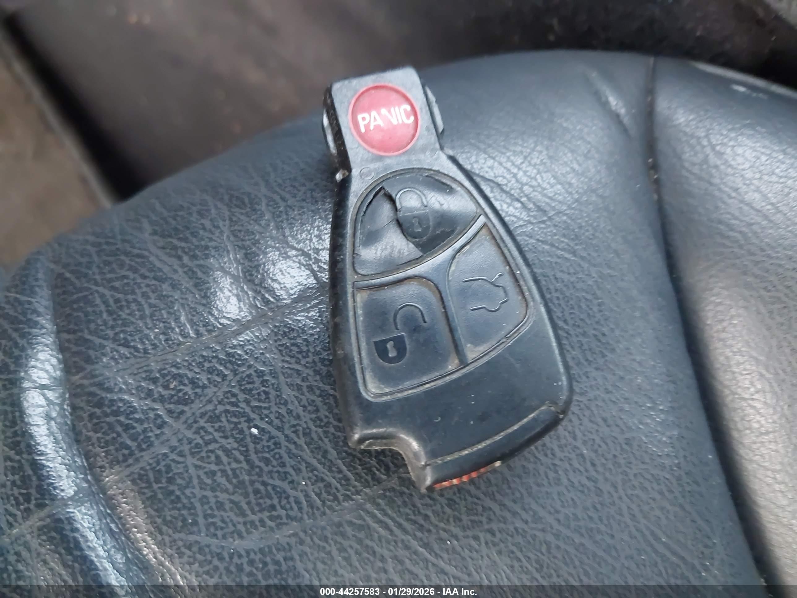 MERCEDES-BENZ E image 11