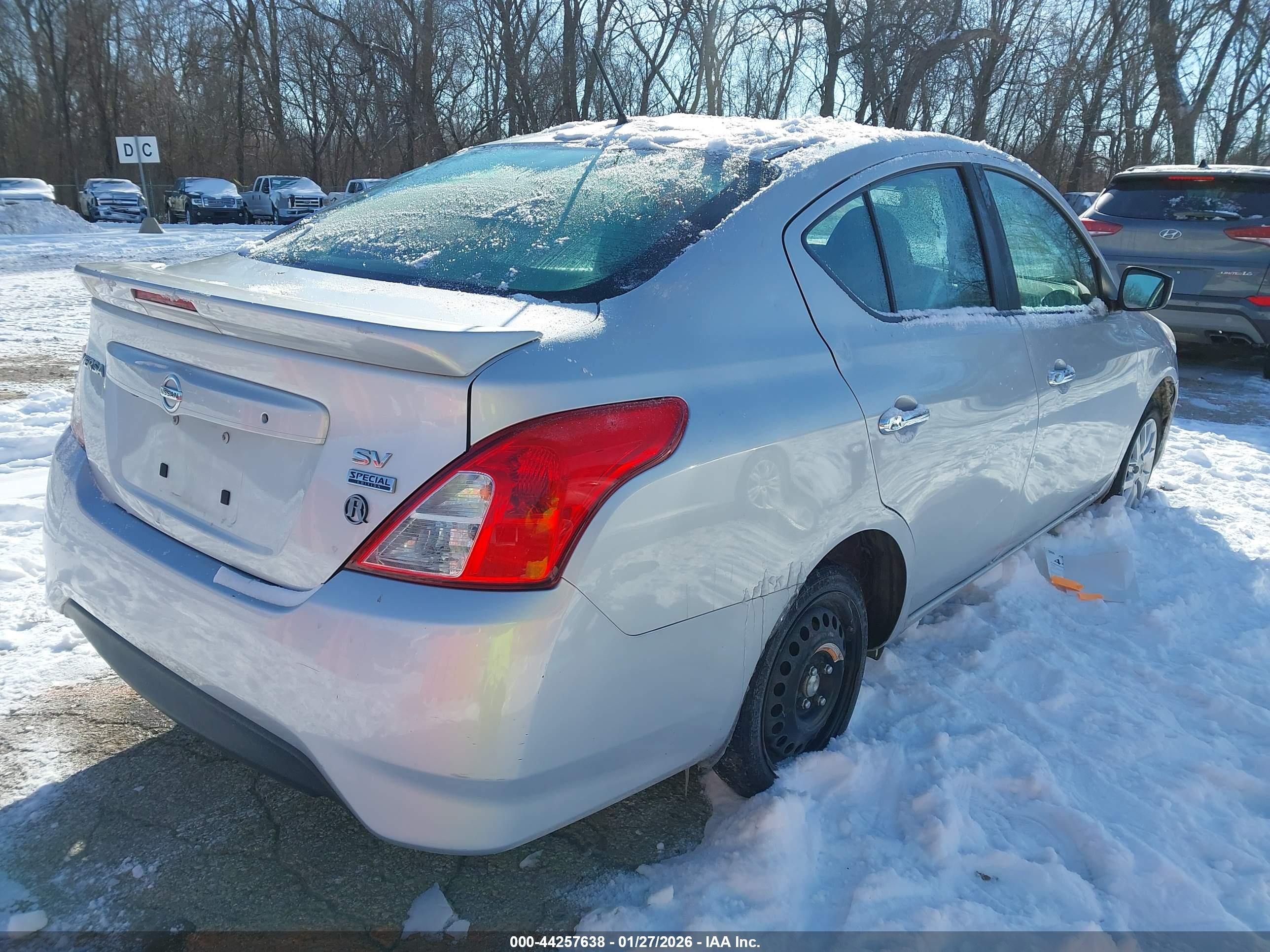 NISSAN VERSA image 4