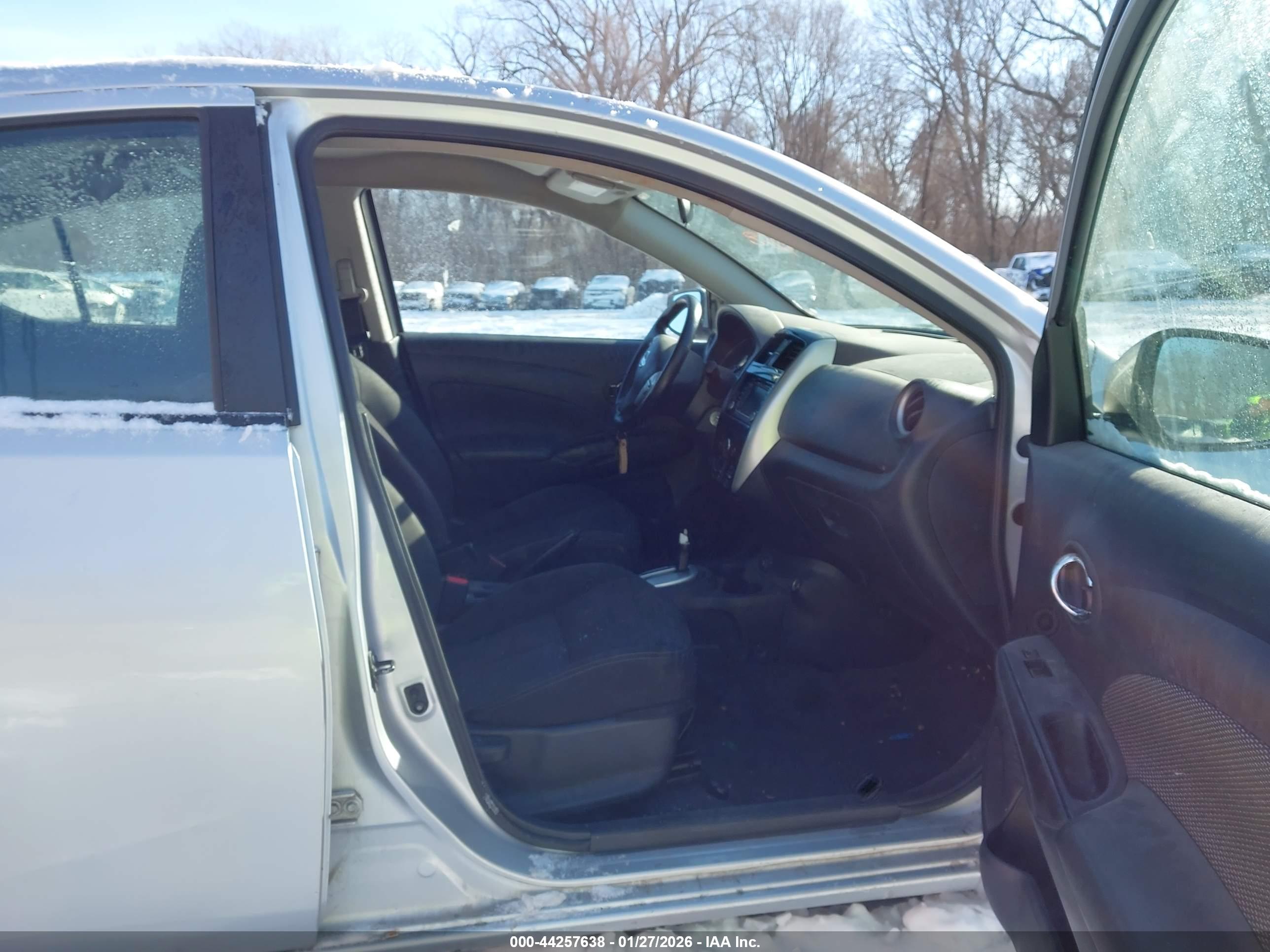 NISSAN VERSA image 5
