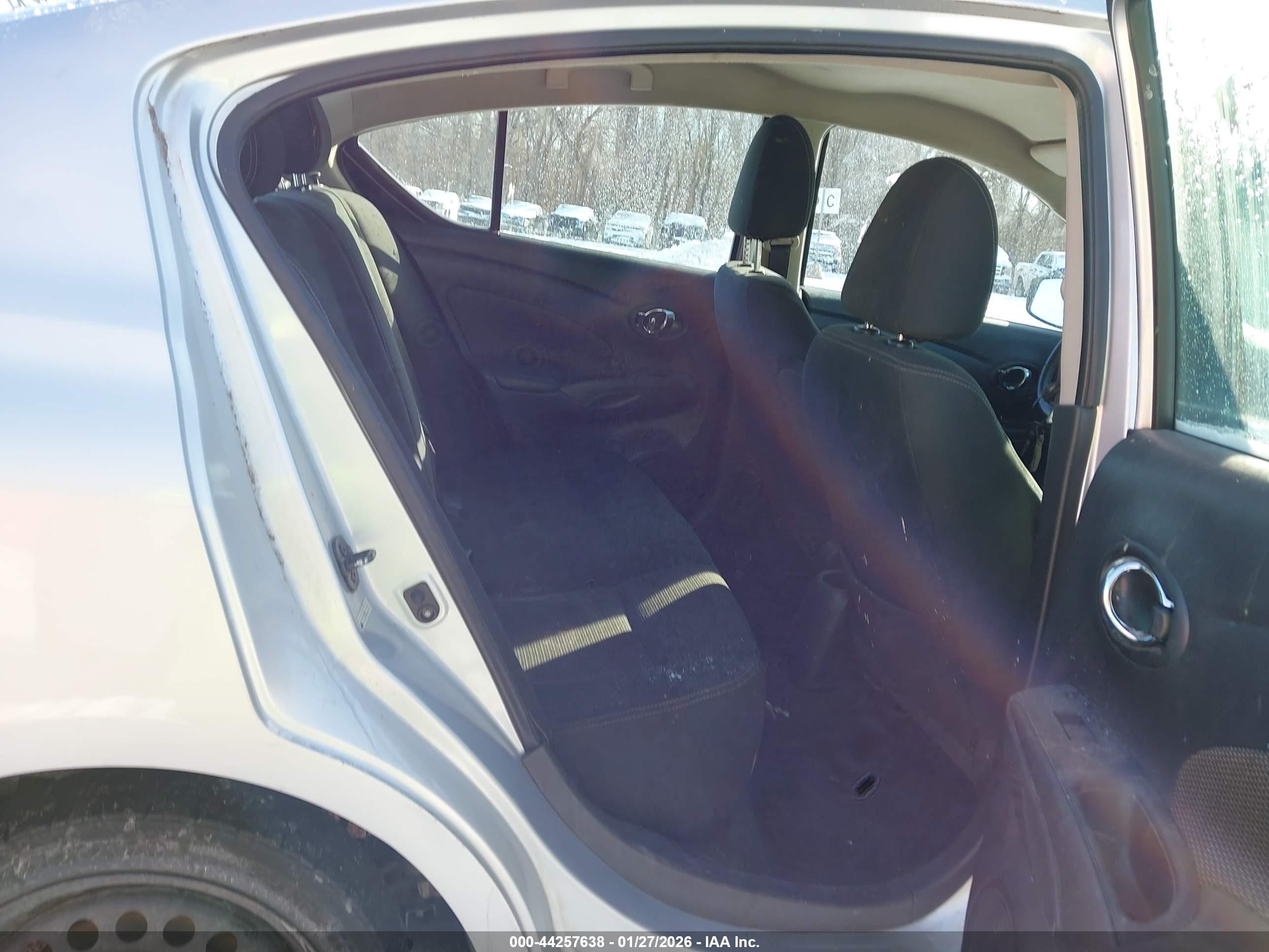 NISSAN VERSA image 8