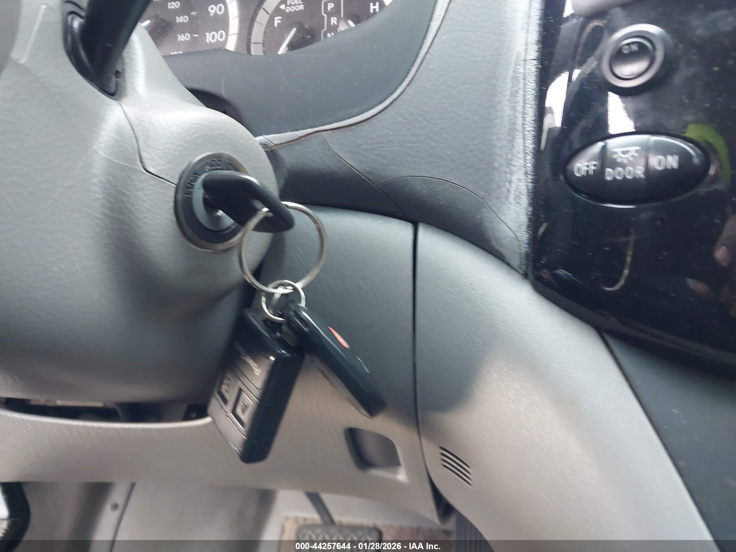 TOYOTA SIENNA image 11