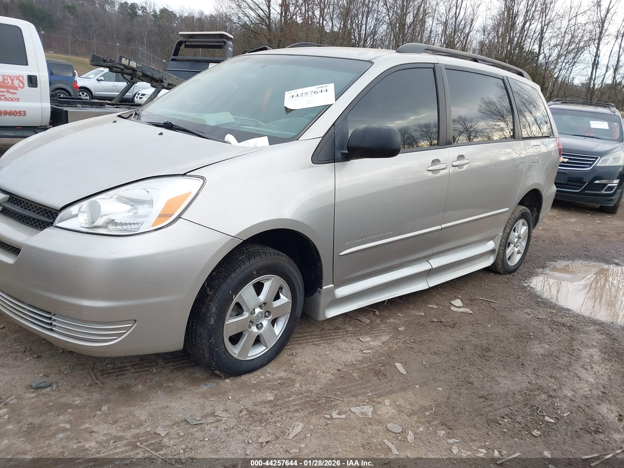 TOYOTA SIENNA image 2
