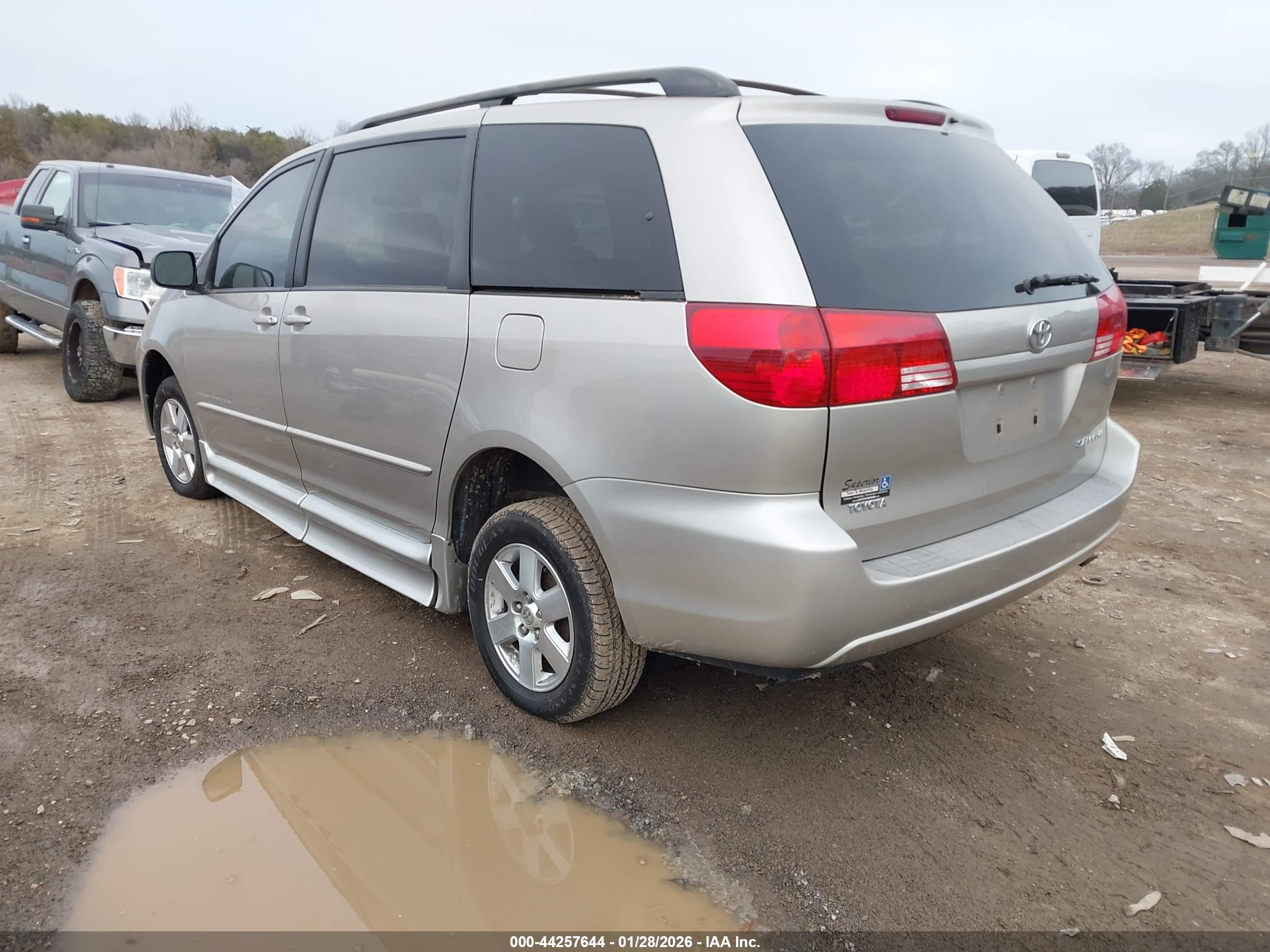 TOYOTA SIENNA image 3