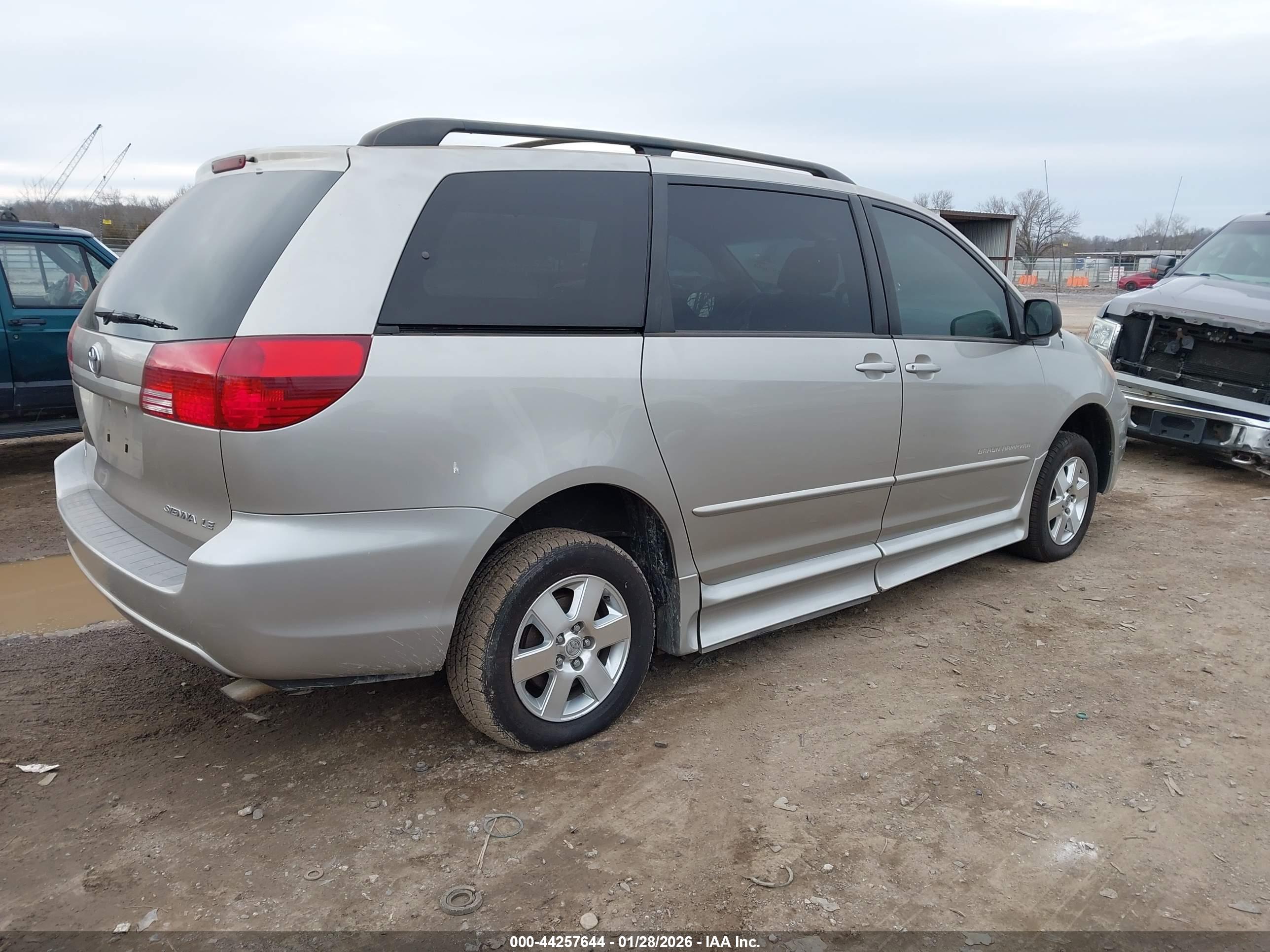 TOYOTA SIENNA image 4