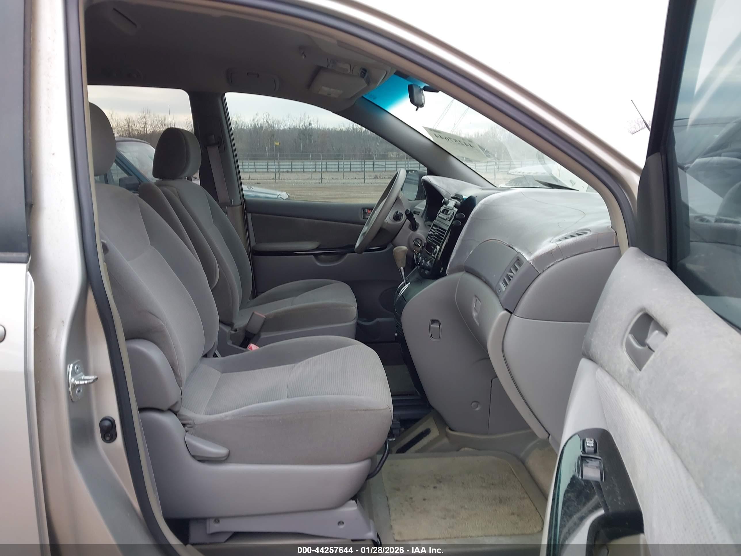 TOYOTA SIENNA image 5