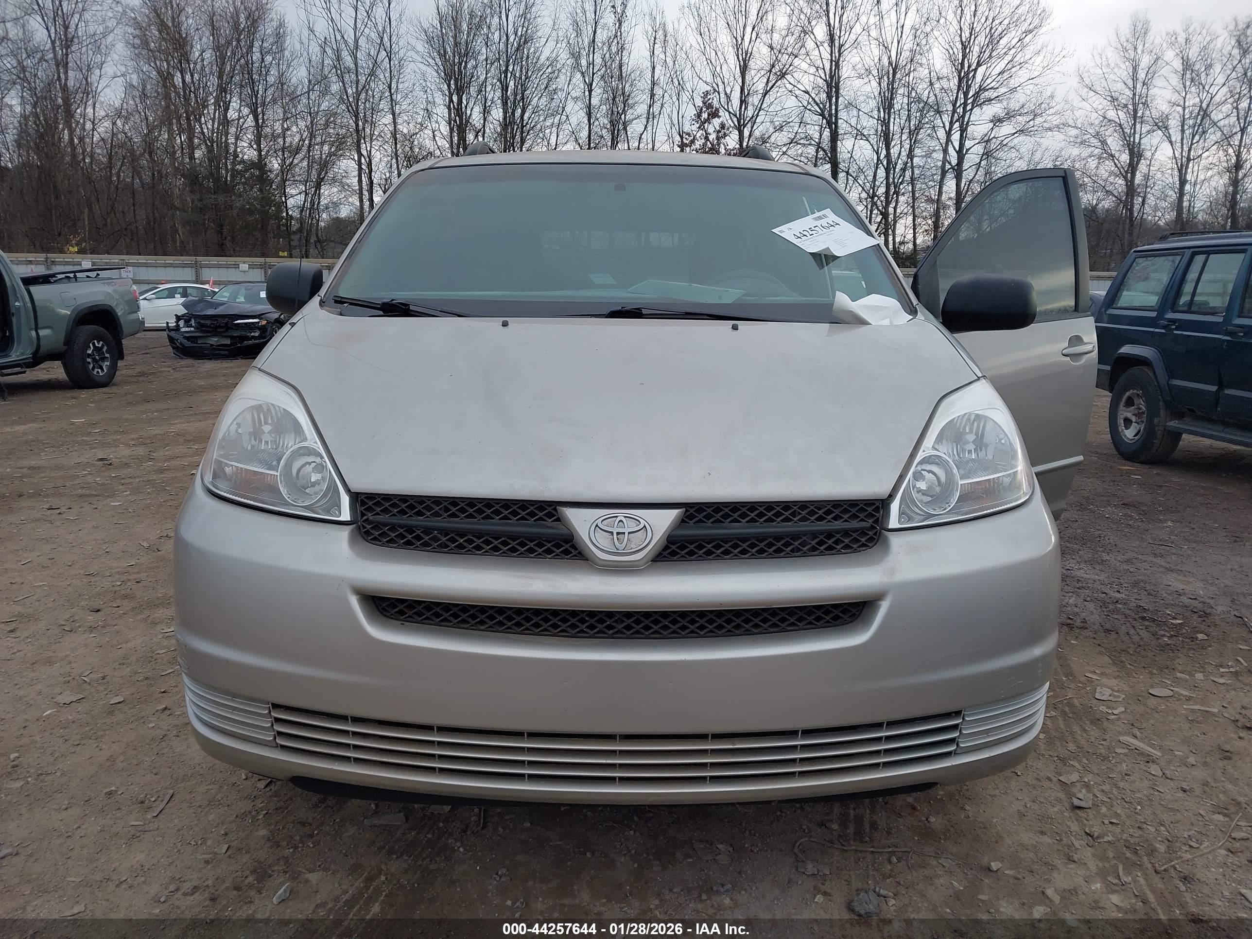 TOYOTA SIENNA image 6