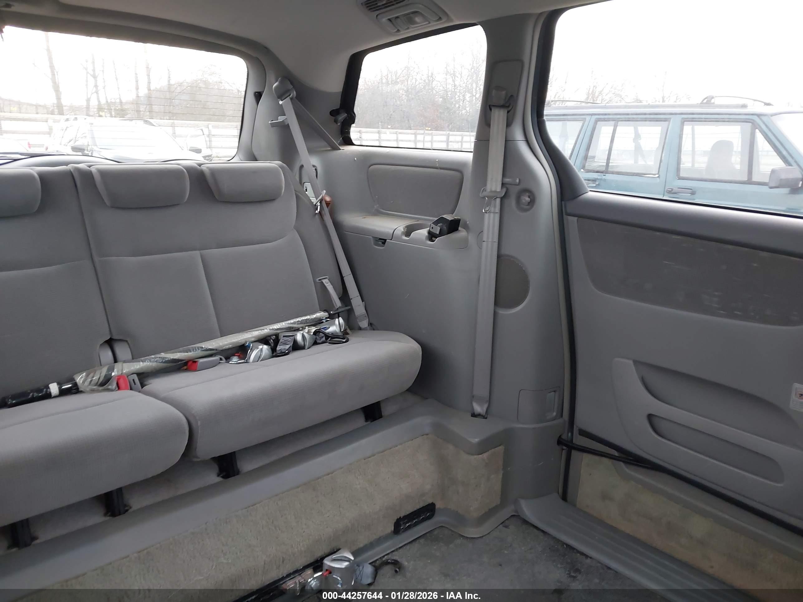 TOYOTA SIENNA image 8