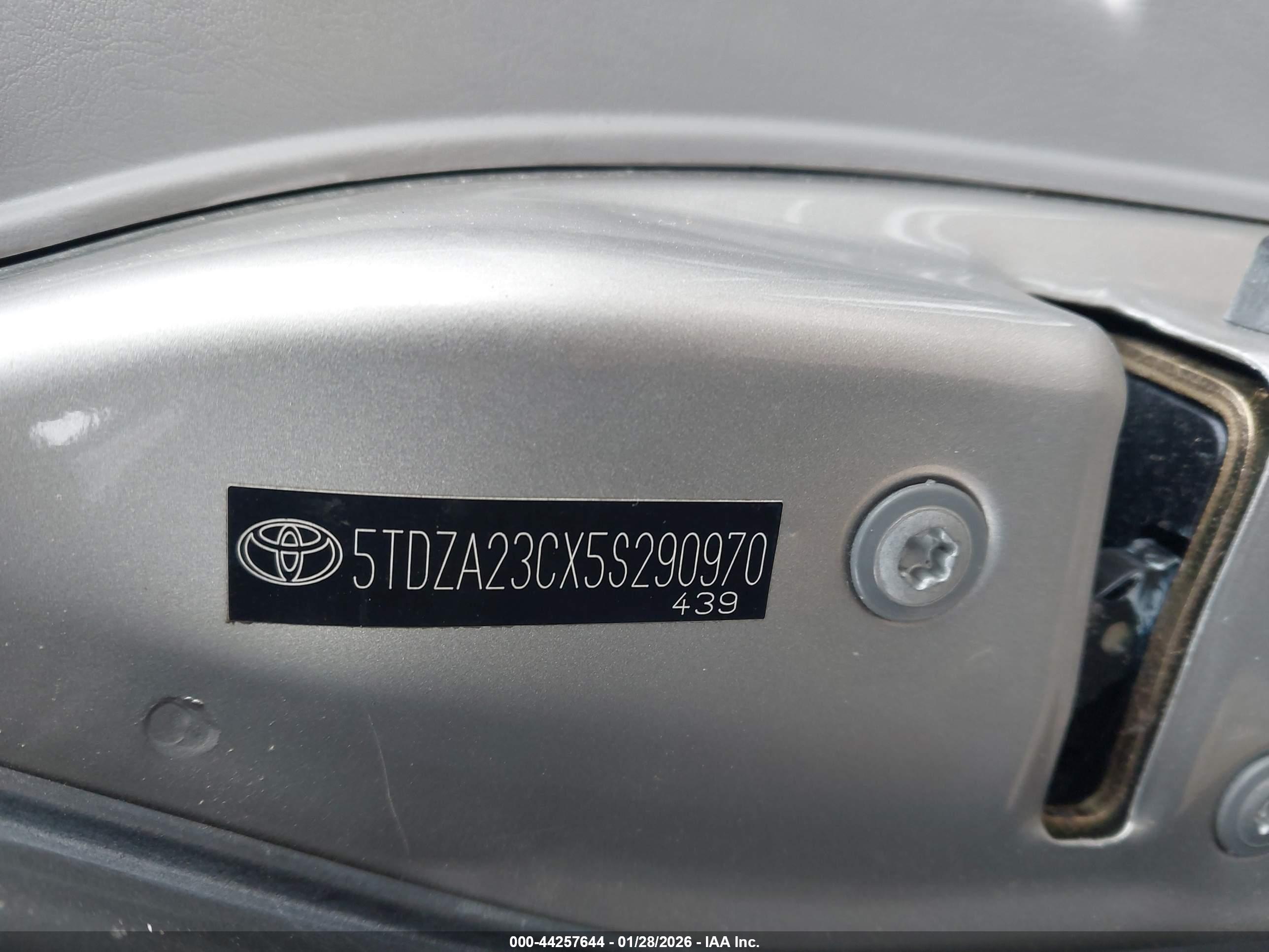 TOYOTA SIENNA image 9