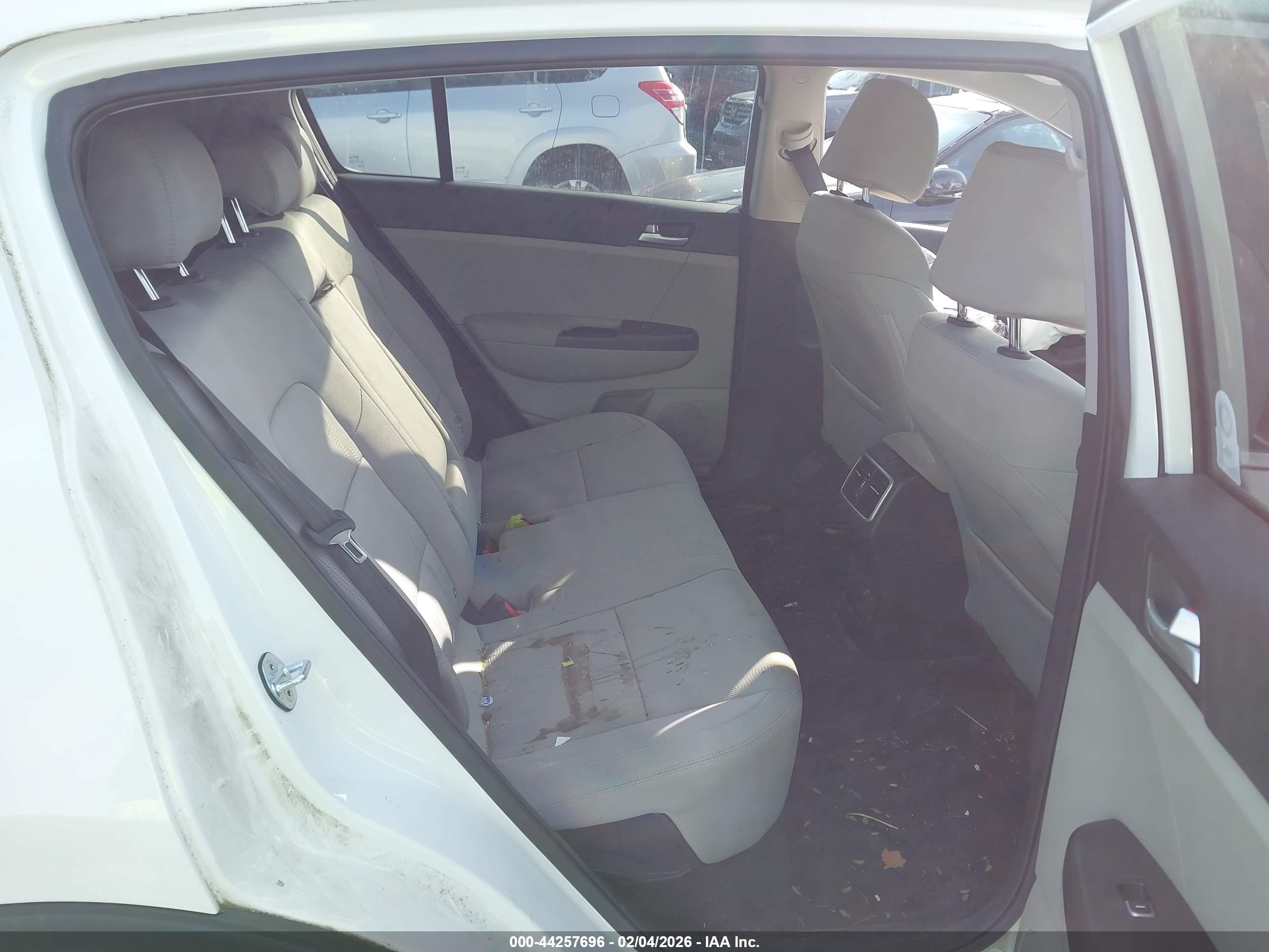 KIA SPORTAGE image 8